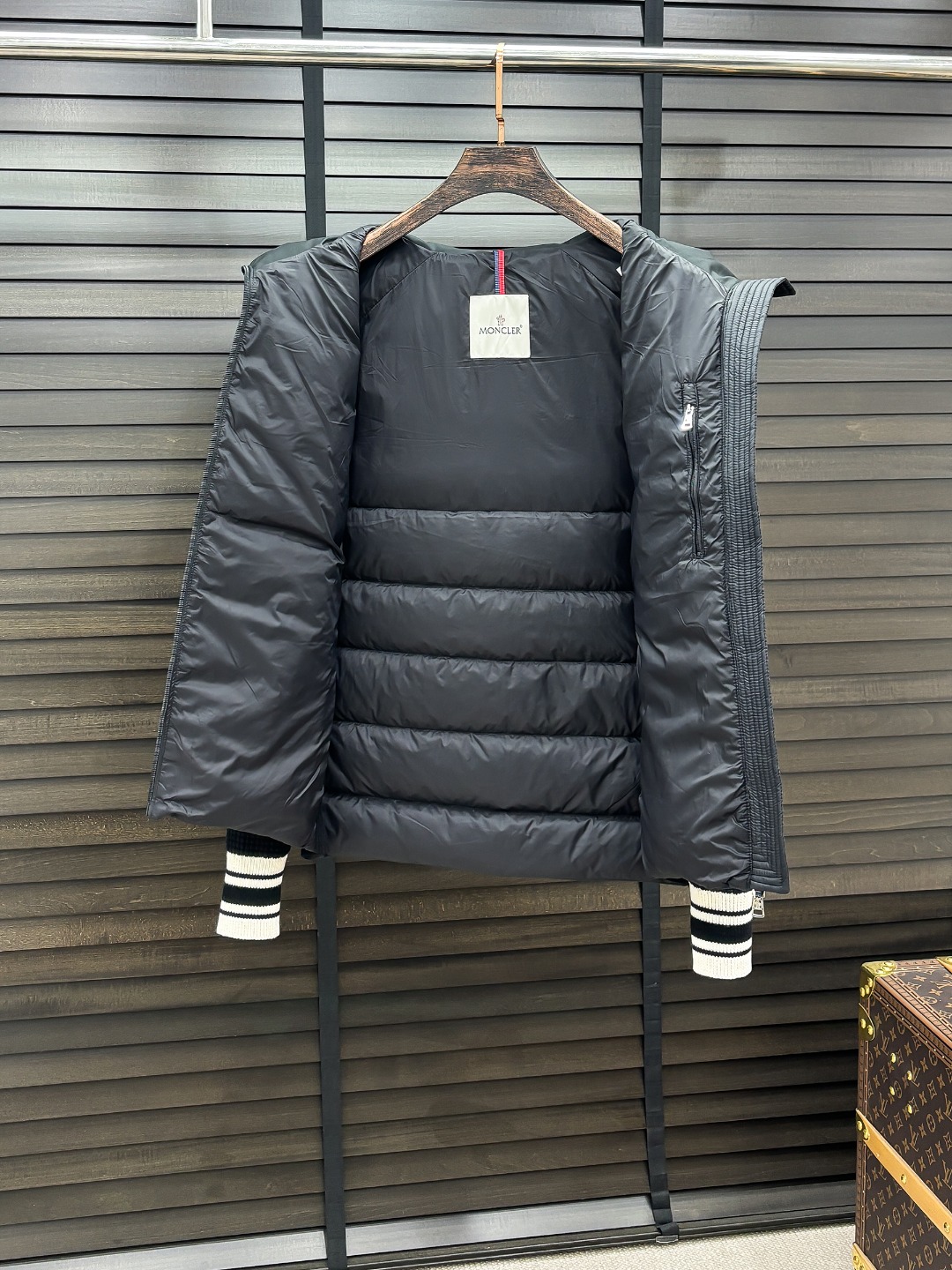 Moncler 新款羽绒服秀场新品25新款羽绒服，品相非常完美，专柜高科技防水面料，内里90%白鹅绒填充