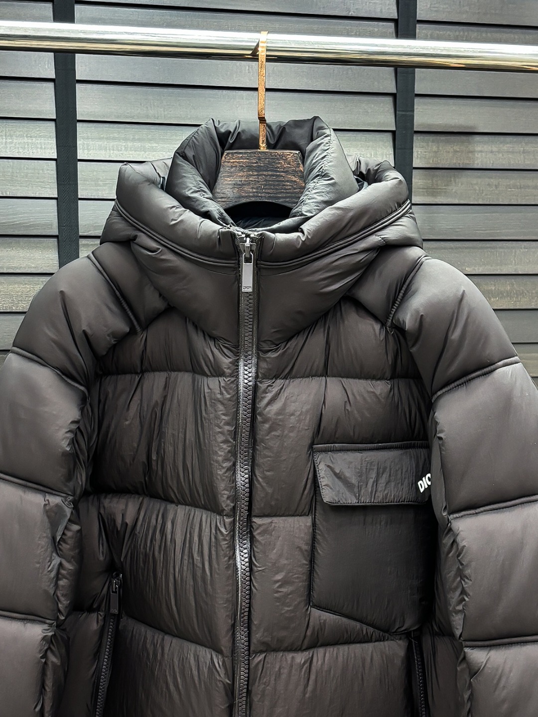 Dior 新款羽绒服秀场新品25新款羽绒服，品相非常完美，专柜高科技防水面料，内里90%白鹅绒填充，舒适