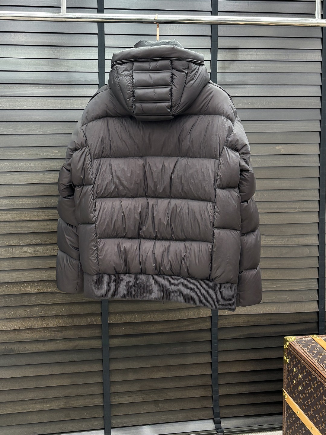 Dior 新款羽绒服秀场新品25新款羽绒服，品相非常完美，专柜高科技防水面料，内里90%白鹅绒填充，舒适