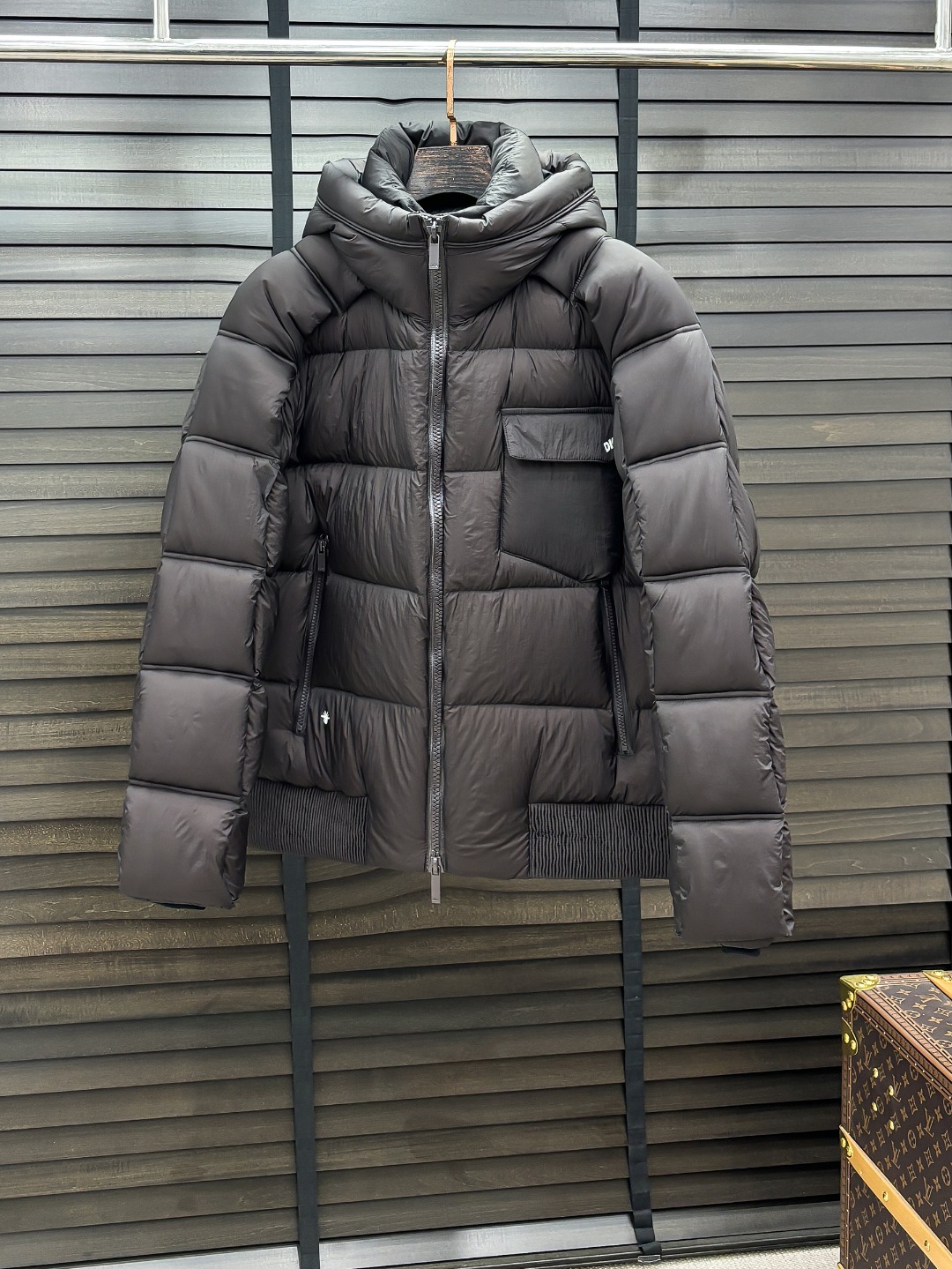 Dior 新款羽绒服秀场新品25新款羽绒服，品相非常完美，专柜高科技防水面料，内里90%白鹅绒填充，舒适