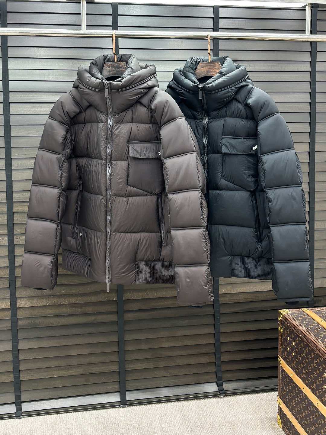 Dior 新款羽绒服秀场新品25新款羽绒服，品相非常完美，专柜高科技防水面料，内里90%白鹅绒填充，舒适