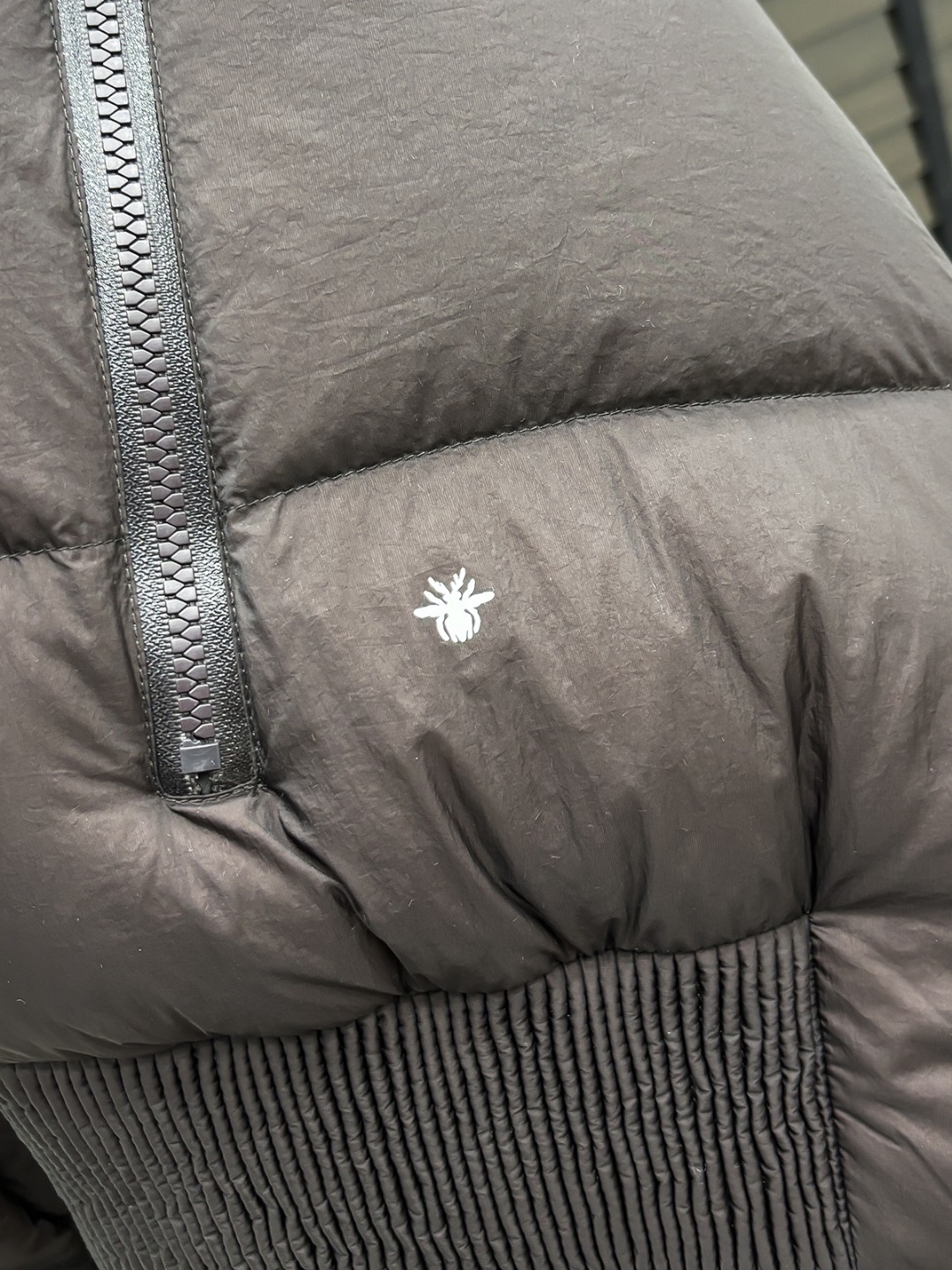 Dior 新款羽绒服秀场新品25新款羽绒服，品相非常完美，专柜高科技防水面料，内里90%白鹅绒填充，舒适