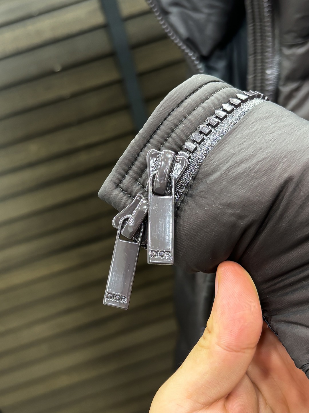 Dior 新款羽绒服秀场新品25新款羽绒服，品相非常完美，专柜高科技防水面料，内里90%白鹅绒填充，舒适