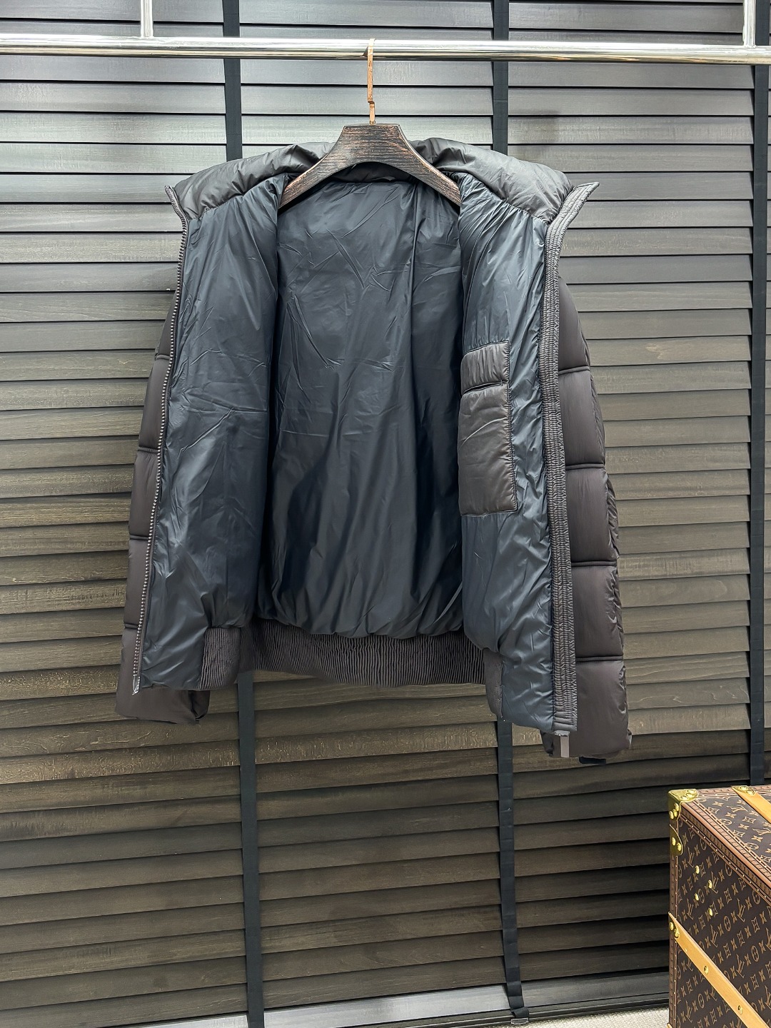 Dior 新款羽绒服秀场新品25新款羽绒服，品相非常完美，专柜高科技防水面料，内里90%白鹅绒填充，舒适