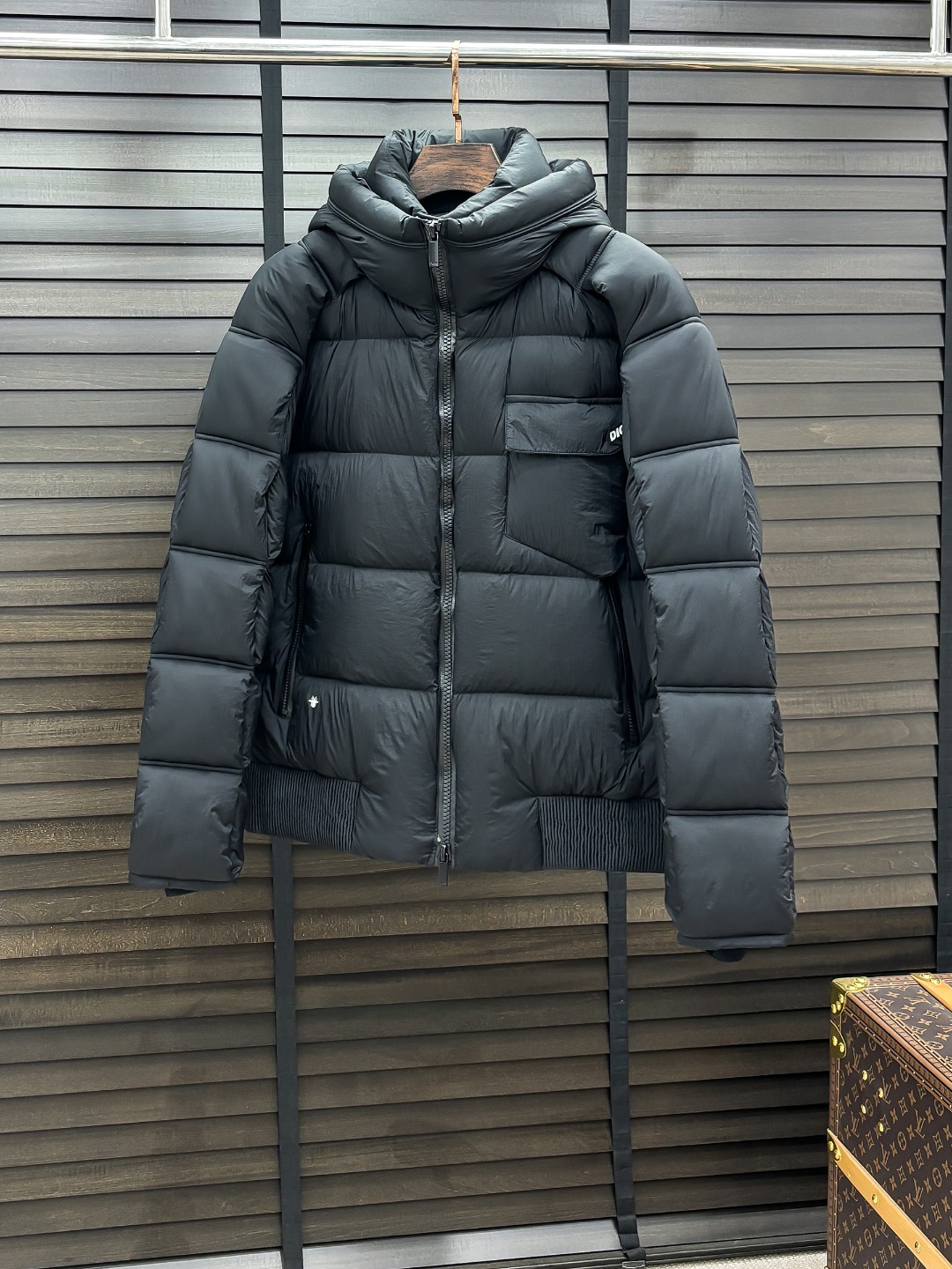 NO:650015,Dior's new down jacket show new product 25 new down jackets, the appearance is perfect, the store's high-tech waterproof fabrics, 90% white goose down filling inside, comfortable and warm, full and attractive color, very outstanding design, easily upgrade the fashion sense, extremely elegant and rigorous workmanship, neat and meticulous wiring!  A masterpiece from a famous designer!  The upper body does not look bloated and is super handsome!  Counter size: M-3XL,,dior,down jacket,alexander wang19860909Dior 新款羽绒服秀场新品 25新款羽绒服,品相非常完美,专柜高科技防水面料,内里90白鹅绒填充,舒适保暖,色泽饱满诱人,非常出彩的设计,轻松将时髦感进阶,做工极为考究严谨,走线工整细致！大牌设计师巨作！上身不显臃肿、超级帅气！柜台码数: M-3XL,,dior,down jacket,alexander wang,Men's clothing