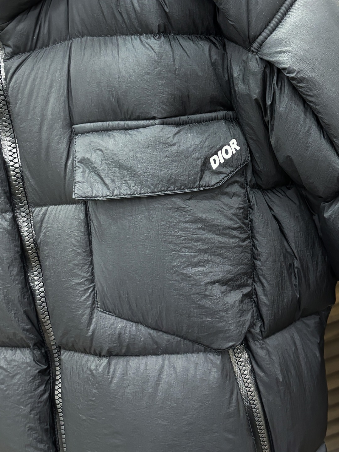 Dior 新款羽绒服秀场新品25新款羽绒服，品相非常完美，专柜高科技防水面料，内里90%白鹅绒填充，舒适