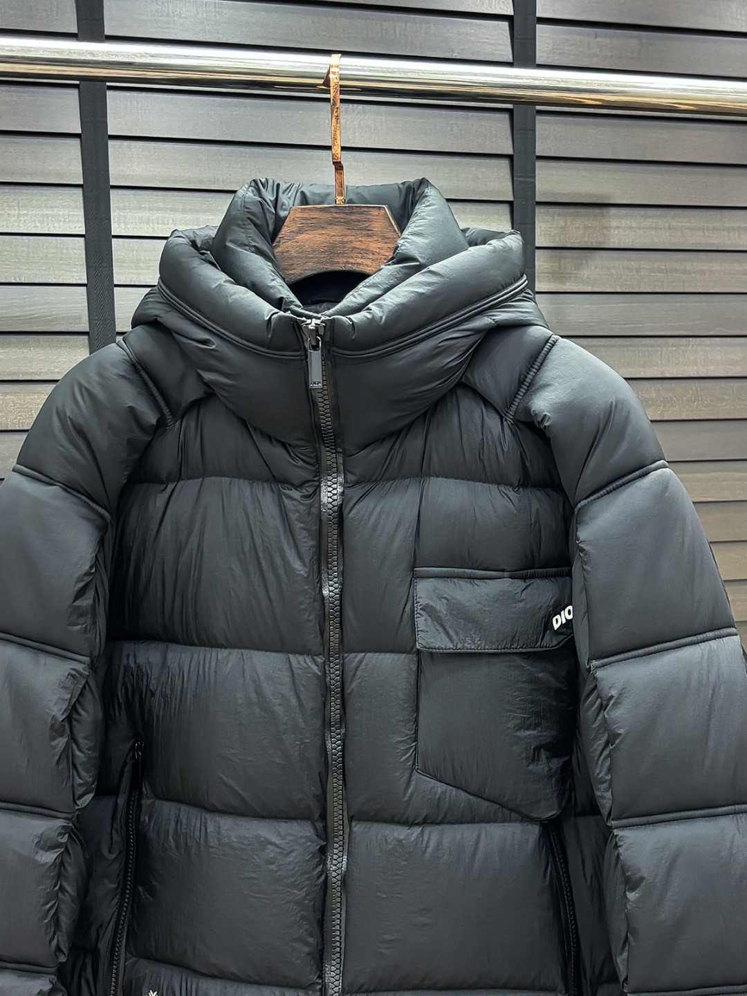 Dior 新款羽绒服秀场新品25新款羽绒服，品相非常完美，专柜高科技防水面料，内里90%白鹅绒填充，舒适