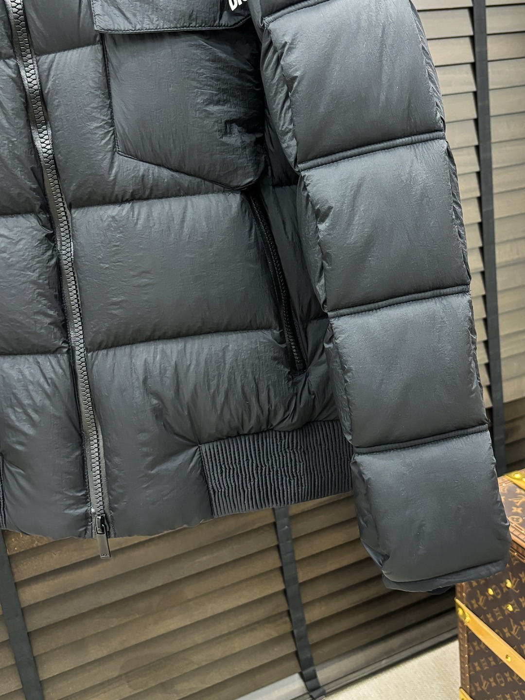 Dior 新款羽绒服秀场新品25新款羽绒服，品相非常完美，专柜高科技防水面料，内里90%白鹅绒填充，舒适