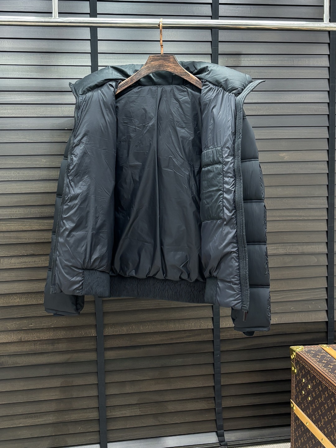 Dior 新款羽绒服秀场新品25新款羽绒服，品相非常完美，专柜高科技防水面料，内里90%白鹅绒填充，舒适