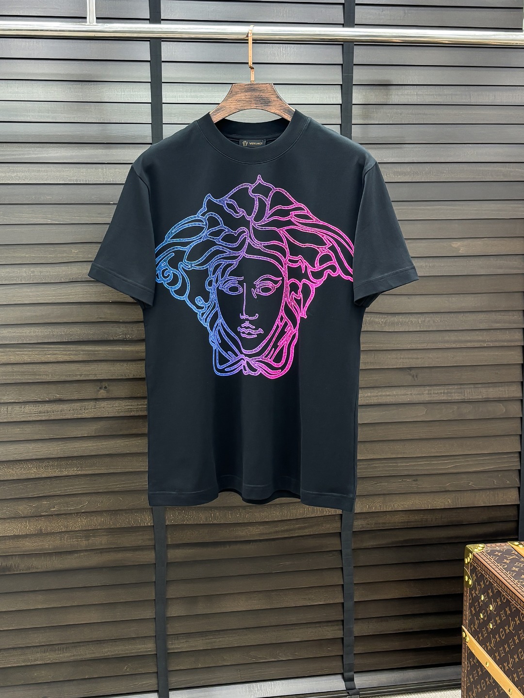 -VER#  2026 春夏新款首发专柜最新款短袖圆领T恤 高端订制 设计前卫时尚！品牌logo重工艺设