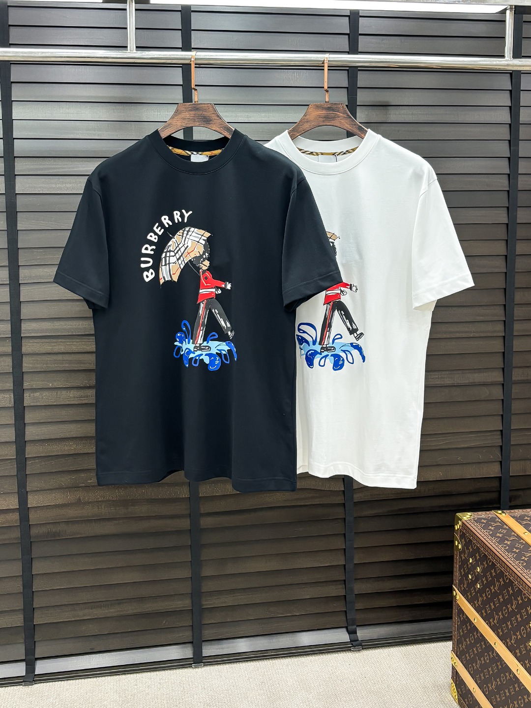 -BUR#  2026 春夏新款首发专柜最新款短袖圆领T恤 高端订制 设计前卫时尚！品牌logo重工艺设