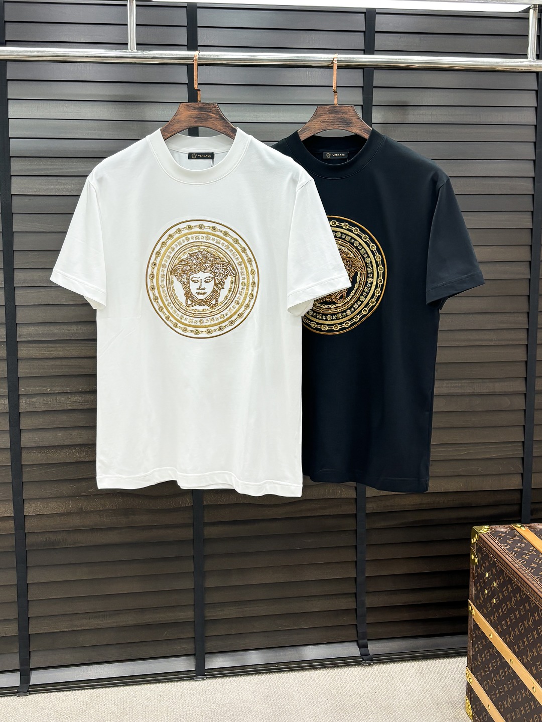 -VER#  2026 春夏新款首发专柜最新款短袖圆领T恤 高端订制 设计前卫时尚！品牌logo重工艺设