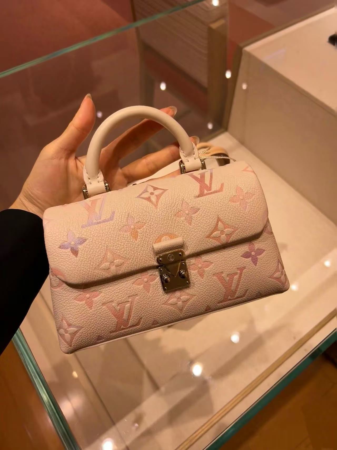 NO:551705,New arrival.M12144 color gradient version.6817575,19860909新款到货.M12144彩色渐变对版.6817575,,Bag