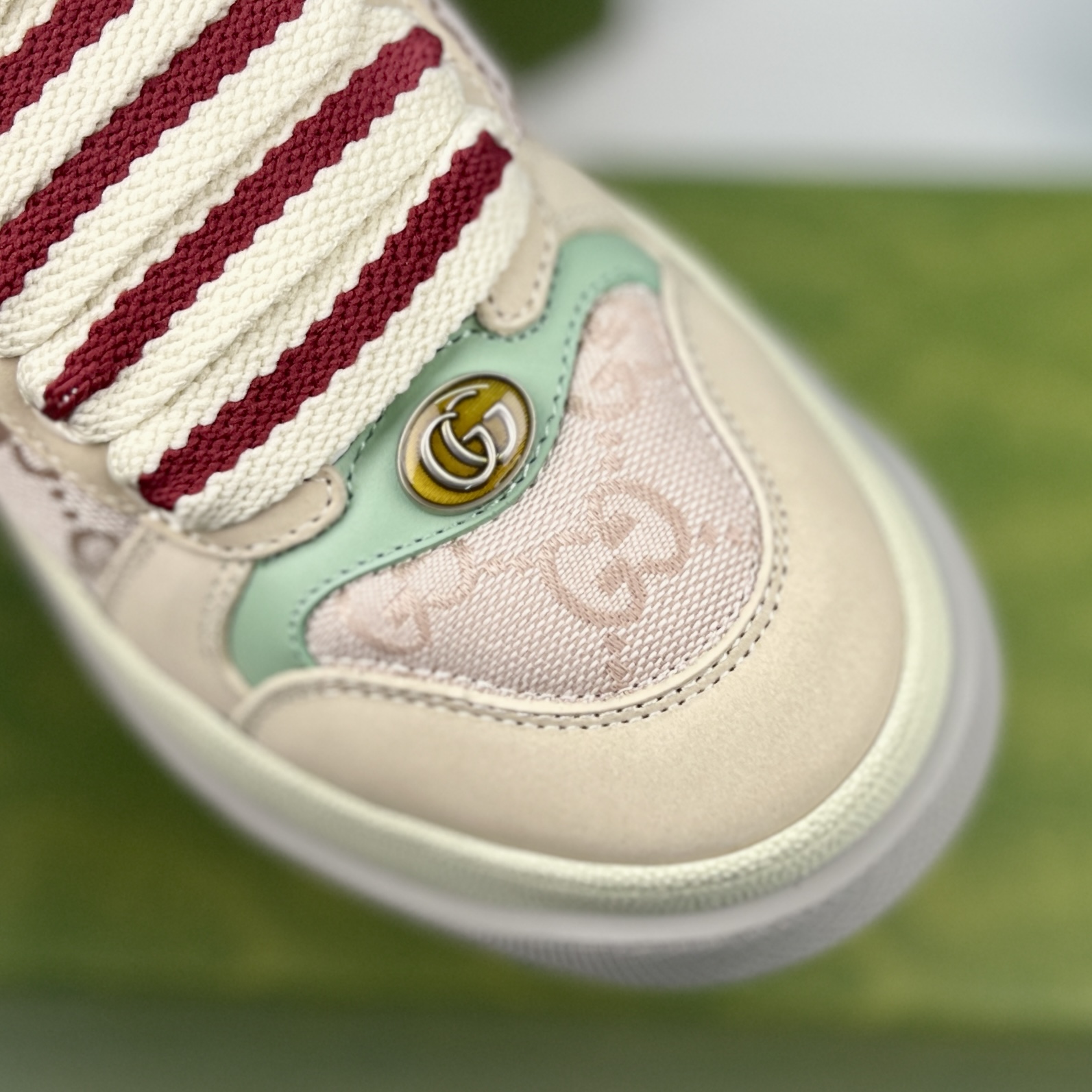 NO:730210,Top version Gucc...i fw23 new arrival~ G family chubby couple model new little dirty shoes top version!  Original 8900, disassembled copy, authentic pictures attached. Once you wear them, you can’t bear to take them off. They are such soft thick-soled shoes, not heavy!  While increasing the height, it also shows off the slenderness of the ankles~ This summer, you and your partner will have a whole pair of heights!  !  !  !  Genuine molded custom combination soles, the soles and outsoles are made of TPU material, and the little bees glow!  The middle layer is made of high-density rubber foam to reduce the weight of the sole!  This is not a one-piece outsole on the market!  The uppers are all plump and the details are in place!  size 35-40,,gucci,gucci19860909顶级版本 Gucc…i fw23 new arrival～ G家胖丁情侣款 小脏鞋新品 顶版！ 原版8900,拆卸copy,附正品图 穿了就舍不得脱下来,贼松软的厚底鞋,不厚重！增高的同时又显脚踝的纤细～ 这个夏天和对象 高低得整一双！！！！ 正品开模定制组合鞋底,鞋底外底是TPU材质,小蜜蜂发光哦！ 中间层高密度橡胶发泡,减轻鞋底重量！不是市场一体成型的大底！ 鞋面都是胖呼呼的,细节到位！ size 35-40,,gucci,gucci,Men's shoes