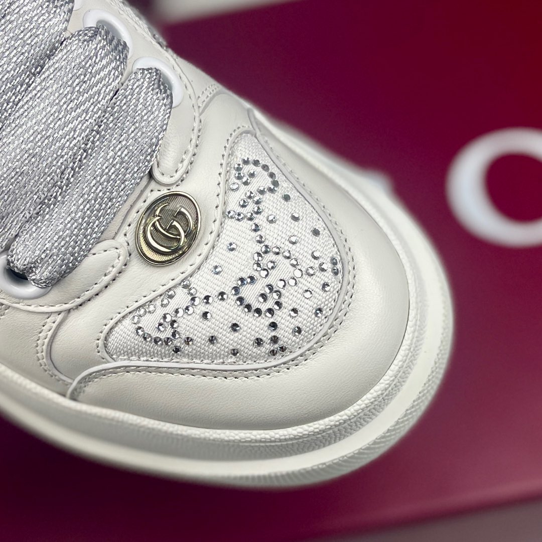 NO:730204,The latest popular Gucci chubby ceiling-level trend-setting new series continues to seek inspiration from the daily life of the times and integrates the current design essence. Made of 3D printed imported first-grain cowhide, decorated with the classic double G monogram intertwined pattern, showing the profound connotation of the brand logo. Fabric: Original board imported first-layer frosted cowhide. Foot: Original board pad. Outsole: T. Packaging: Complete set with handbag. Remarks: All details are compared with the original board.  Female 35-40,,gucci,cowhide19860909最新爆款gucci胖丁烫钻天花板级别引潮流的步伐全新系列继续从时代的日常生活中寻找灵感,并融入当下的设计精髓3D印花进口头层粒面牛皮制作,饰以经典双 G 字母交织图案,尽显深厚的品牌标识内涵 面料:原板进口头层磨砂牛皮 垫脚:原板垫 大底:T 包装:全套配手提袋 备注:所有细节均有原板对比 女35-40,,gucci,cowhide,Men's shoes