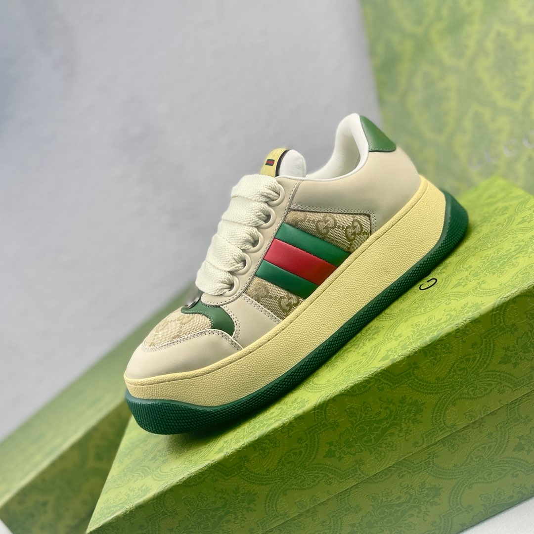 NO:730220,Original order, private mold opening, Gucci, new Screener series, couple style, chubby bread shoes, dirty shoes, chubby shoes, double G, casual sneakers, original purchase, development, original purchase, development  Screener series sneakers are inspired by the classic sneakers of the 1970s, named after the defensive action in sports. They are decorated with striped webbing on the side and embellished with retro Gucci logos. This sneaker is made of GG canvas. The purple leather details add depth to the item with sharp contrast and make the details more full. The delivery counter is exquisitely packaged. Fabric: Original imported cowhide + double G fabric. Original custom sheep lining on the lining. Original molded TPU outsole. Bottom thickness 6CM. Size: Women's 35-40 /  Men's 39-44,,gucci,gucci,sneakers,cowhide19860909原单货 私家开模 古驰 全新 Screener系列 情侣款 胖墩墩 面包鞋 小脏鞋 胖丁 双G 休闲 运动鞋 原版购入 开发 原版购入 开发 Screener系列运动鞋以70年代经典运动鞋为灵感原型,取名自体育运动中的防守动作,侧面饰有条纹织带,并点缀复古Gucci标识.这款运动鞋采用GG帆布材质.紫色皮革细节以鲜明对比为单品增加深度,细节更显丰满. 配送专柜精美包装 面料: 原版进口牛皮+双G面料 内里原版定制羊里 鞋底原版开模TPU大底 底厚6CM Size: 女款35-40 / 男款39-44,,gucci,gucci,sneakers,cowhide,Men's shoes