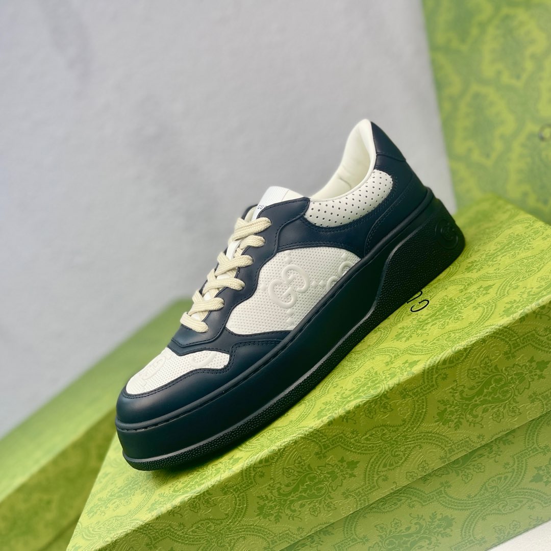 NO:730213,Gucci couple's thick-soled biscuit shoe sneakers for men and women. This sneaker adopts a thick-soled structure and cleverly uses the triple elements of appearance design, color matching and material to show a retro style. This shoe is made of Demetra, a black sustainable material containing at least 70% of renewable plant raw materials (viscose fiber, wood pulp, bio-based polyurethane), with a rubber sole. The Gucci webbing print adds logo connotation to this single product. The thick sole is increased by 5CM and instantly enhances your aura when worn!  Size female 35-40 male 38-44 (34 male 38 45 customized),, gucci, sneakers19860909Gucci情侣男女同款厚底饼干鞋运动鞋,这款运动鞋采用厚底结构,巧妙运用外观设计、配色和材质三重元素,展现出复古风范.这款鞋履采用含有至少70的可再生植物原料（粘胶纤维、木浆、生物基聚氨酯）的黑色可持续材料Demetra制作,搭配橡胶鞋底.Gucci织带印花为这件单品添注标识内涵.厚底增高5CM 穿上立马提升气场！ Size女35-40男38-44（34男38 45定做）,,gucci,sneakers,Men's shoes