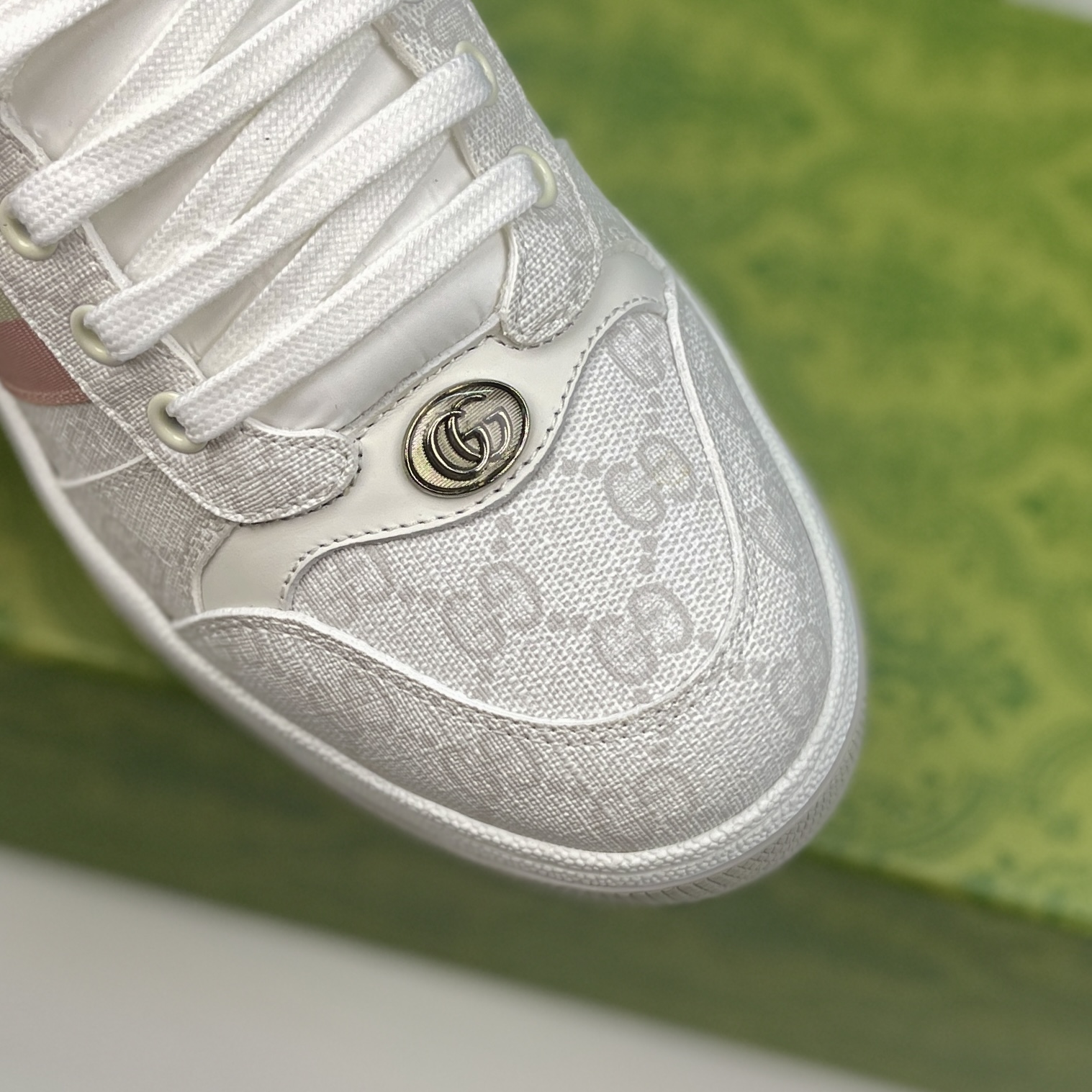 NO:729890,Ceiling level. Welcome to compare my products directly with the official website picture. GUCCi 2025 latest Screener men's and women's web sneakers size; 35~40.39~44 The Screener series of sneakers are inspired by the classic sneakers of the 1970s. They are named after the defensive moves in sports. They are decorated with striped webbing on the side and embellished with retro Gucci logos.  Retro preppy silhouettes and fabrics inspired by nostalgic sportswear have been popular for decades, and these inspirations continue to inform the new collection.,,gucci,sneakers19860909天花板级别 欢迎拿我货直接对比官网图 GUCCi 2025最新Screener男女款织带运动鞋 size；35~40.39~44 Screener系列运动鞋以70年代经典运动鞋为灵感原型,取名自体育运动中的防守动作,侧面饰有条纹织带,并点缀复古Gucci标识. 复古学院风款式与灵感源自怀旧运动服的面料风靡数十载,这些灵感元素继续为全新系列.,,gucci,sneakers,Men's shoes