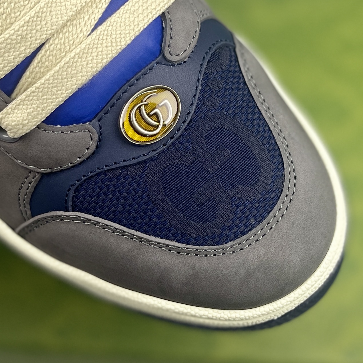 NO:729865,Ceiling-level GUC**Screener series couple's webbed sneakers. This single product is from Gucci.  The design of the Lido series is inspired by the summer style and beach clubs of the Italian coast. The Screener series of sneakers are inspired by the classic sneakers of the 1970s, and the name is taken from the defensive action in sports. This early autumn series of shoes is crafted from black rubber (a technical and malleable opaque material), with striped webbing on both sides and a Gucci printed embossed logo on the heel. Men's 39-44 (customized at 38.45), gucci, sneakers19860909天花板级别GUC**Screener系列情侣饰织带运动鞋 这款单品出自Gucci Lido系列,设计灵感源自意大利海岸的夏日风情和海滩俱乐部.Screener系列运动鞋以20世纪70年代的经典运动鞋为灵感原型,名字则取自体育运动中的防守动作.这款早秋系列鞋履以黑色橡胶（一种科技感十足且富有延展性的不透明材料）匠心打造,两侧饰有条纹织带,鞋跟缀饰Gucci印花压纹标识,男39-44（38.45定做）,,gucci,sneakers,Men's shoes