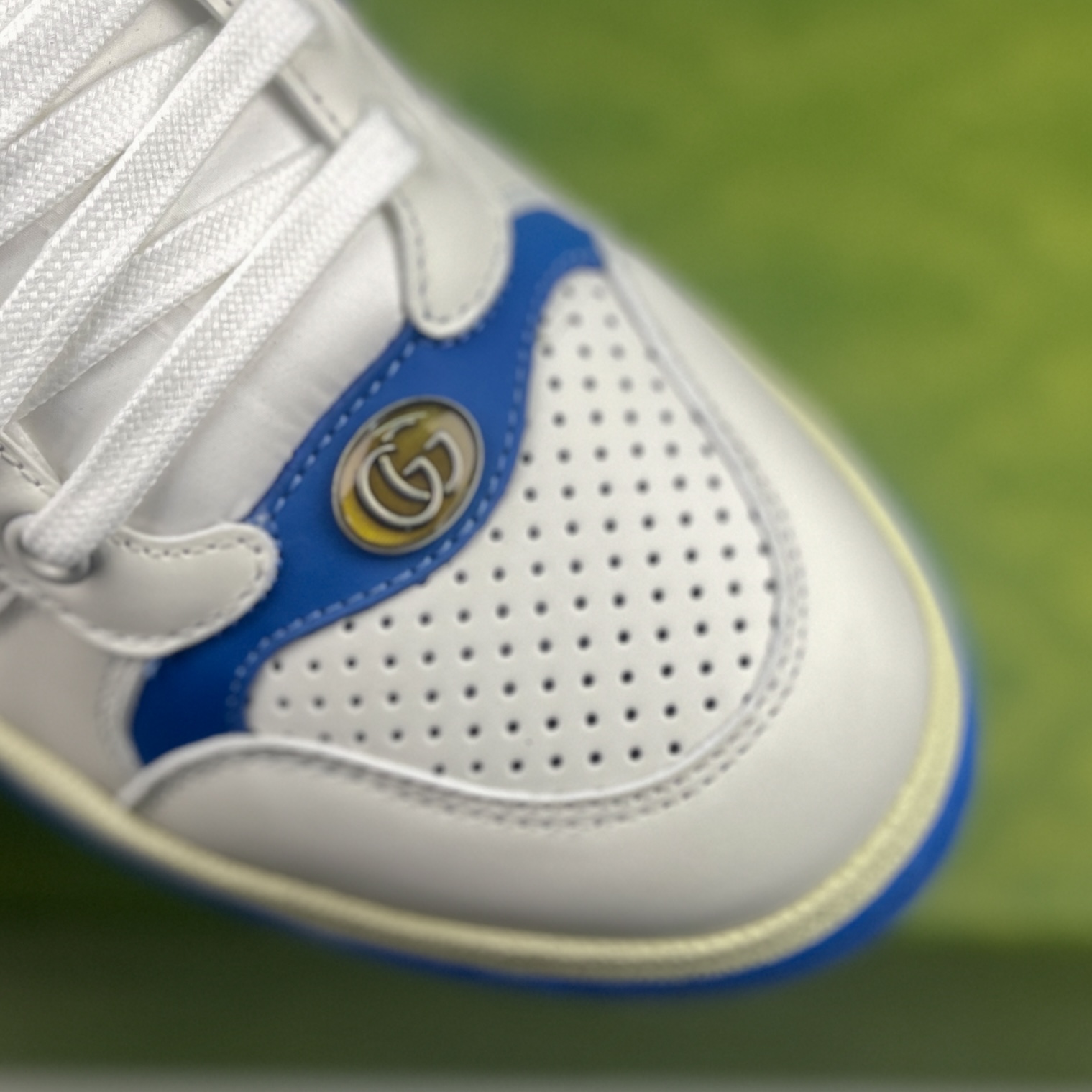 NO:729885,Ceiling-level GUC**Screener series couple's webbed sneakers. This single product is from Gucci.  The design of the Lido series is inspired by the summer style and beach clubs of the Italian coast. The Screener series of sneakers are inspired by the classic sneakers of the 1970s, and the name is taken from the defensive action in sports. This early autumn series of shoes is crafted from black rubber (a technical and malleable opaque material), with striped webbing on both sides and a Gucci printed embossed logo on the heel. Men's 39-44 (customized at 38.45), gucci, sneakers19860909天花板级别GUC**Screener系列情侣饰织带运动鞋 这款单品出自Gucci Lido系列,设计灵感源自意大利海岸的夏日风情和海滩俱乐部.Screener系列运动鞋以20世纪70年代的经典运动鞋为灵感原型,名字则取自体育运动中的防守动作.这款早秋系列鞋履以黑色橡胶（一种科技感十足且富有延展性的不透明材料）匠心打造,两侧饰有条纹织带,鞋跟缀饰Gucci印花压纹标识,男39-44（38.45定做）,,gucci,sneakers,Men's shoes