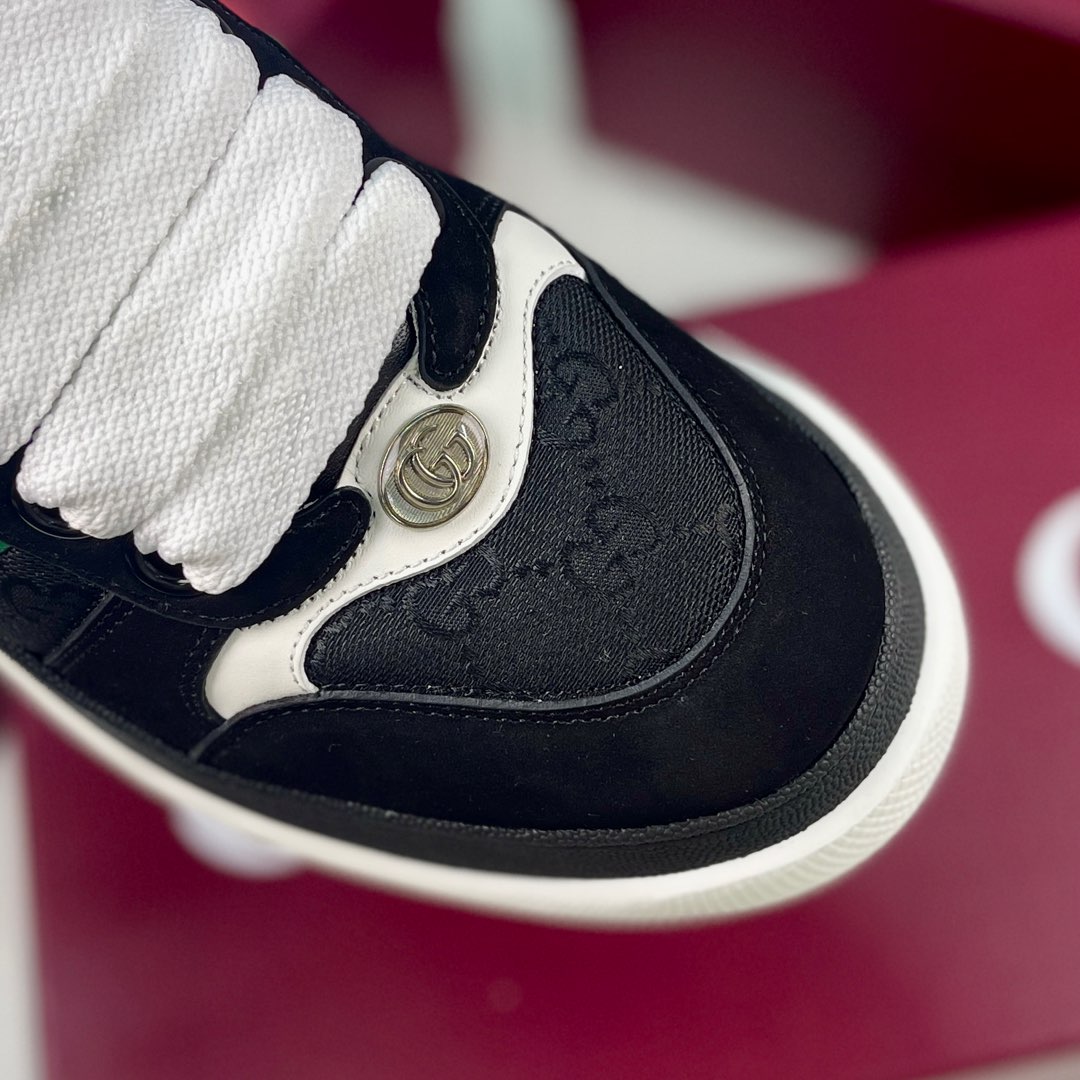 NO:730214,Original order, private mold opening, Gucci, new Screener series, couple style, chubby bread shoes, dirty shoes, chubby shoes, double G, casual sneakers, original purchase, development, original purchase, development  The Screener series of sneakers are inspired by classic sneakers from the 1970s, named after the defensive moves in sports. They are decorated with striped webbing on the side and embellished with retro Gucci logos. This sneaker is made of GG canvas. The purple leather details add depth to the item with sharp contrast and the details are fuller. Exquisite packaging at the delivery counter. Fabric: Original imported cowhide + double G fabric. Original custom sheep lining on the sole. Original molded TPU outsole. Bottom thickness 6CM. Size: Men's 39-44 (38  45 (customized, non-refundable and non-exchangeable),,gucci,gucci,sneakers,cowhide19860909原单货 私家开模 古驰 全新 Screener系列 情侣款 胖墩墩 面包鞋 小脏鞋 胖丁 双G 休闲 运动鞋 原版购入 开发 原版购入 开发 Screener系列运动鞋以70年代经典运动鞋为灵感原型,取名自体育运动中的防守动作,侧面饰有条纹织带,并点缀复古Gucci标识.这款运动鞋采用GG帆布材质.紫色皮革细节以鲜明对比为单品增加深度,细节更显丰满. 配送专柜精美包装 面料: 原版进口牛皮+双G面料 内里原版定制羊里 鞋底原版开模TPU大底 底厚6CM Size:男款39-44（38 45定做不退不换）,,gucci,gucci,sneakers,cowhide,Men's shoes