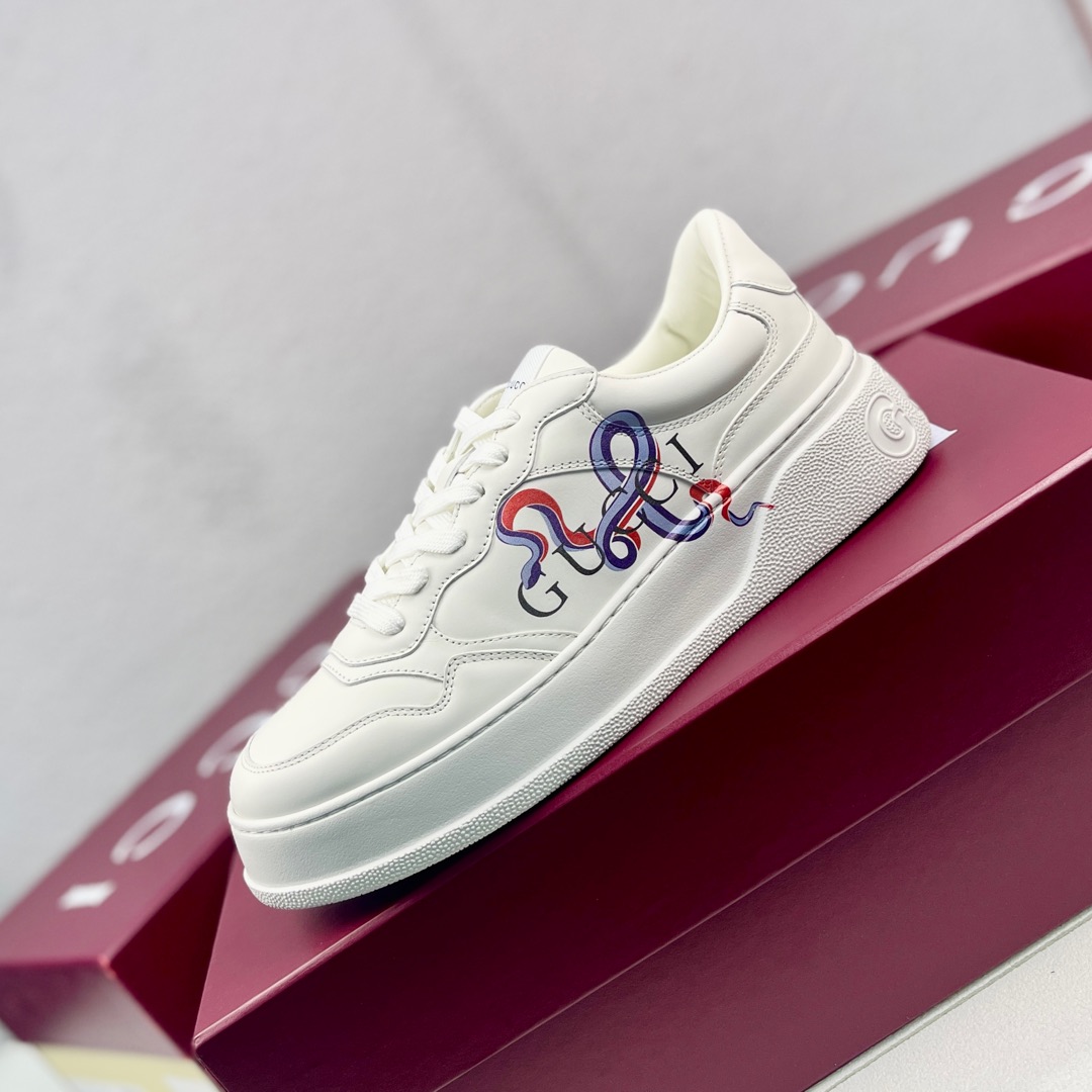 NO:555802,3D printed Gucci couple's thick-soled biscuit shoe sneakers for men and women. This sneaker adopts a thick-soled structure and cleverly uses the triple elements of appearance design, color matching and material to show a retro style. This shoe is made of imported cowhide leather with cow lining imported from Vietnam. It is super comfortable and matched with TPU sole. The Gucci webbing print adds logo connotation to this item. The thick sole is increased by 5CM, which immediately enhances your aura when worn!  Size female 35-40 male 38-44 (34 male 38 45 customized),, gucci, sneakers, cowhide198609093D打印款Gucci情侣男女同款厚底饼干鞋运动鞋,这款运动鞋采用厚底结构,巧妙运用外观设计、配色和材质三重元素,展现出复古风范.这款鞋履采用进口牛皮面搭配越南进口牛里,舒适度超级好,搭配TPU鞋底.Gucci织带印花为这件单品添注标识内涵.厚底增高5CM 穿上立马提升气场！ Size女35-40男38-44（34男38 45定做）,,gucci,sneakers,cowhide,Men's shoes