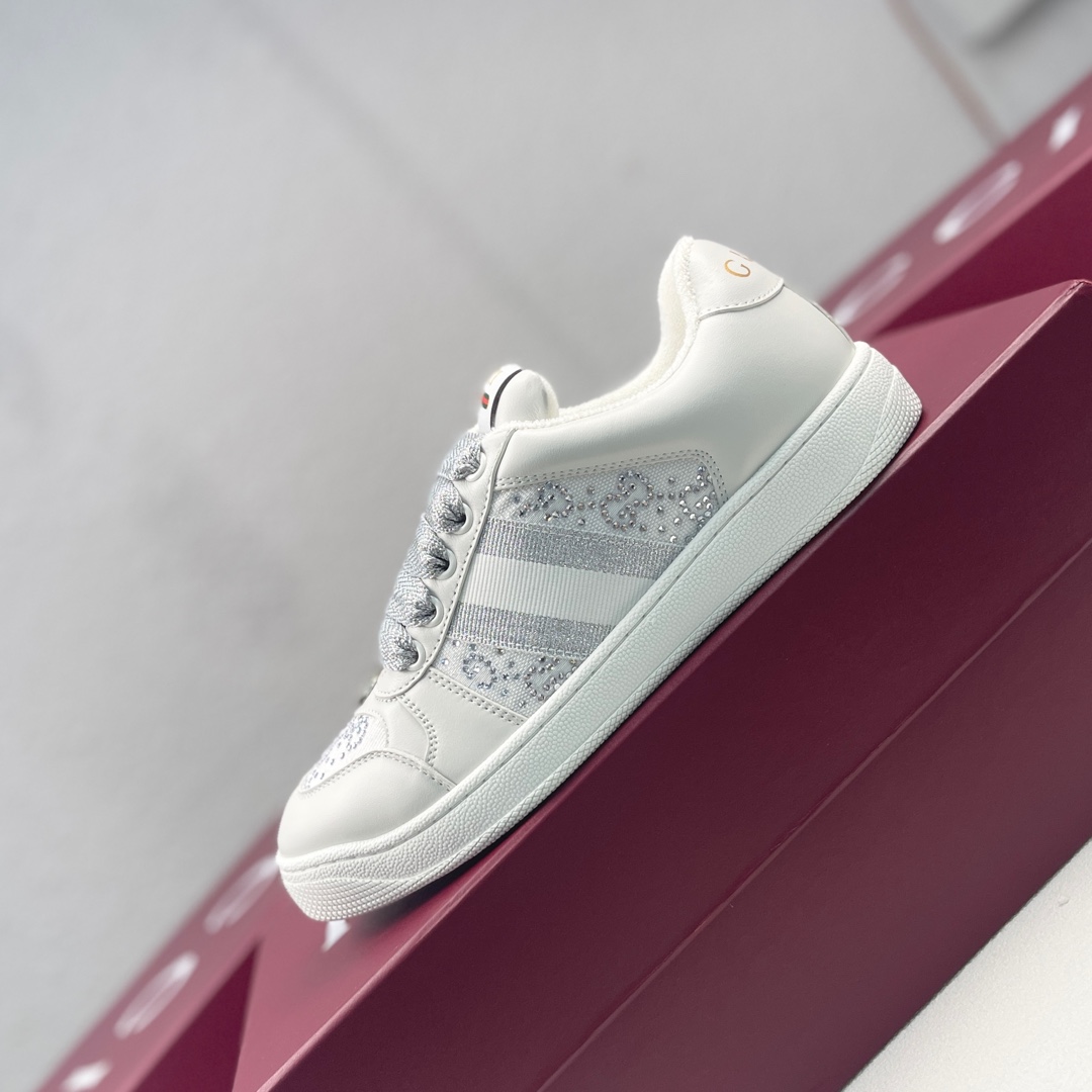 NO:729858,[Higher version] GUCCI casual sports distressed small dirty shoes, polished cowhide fabric, hand-made distressed effect!  Original terry cloth, delicate, soft, comfortable and breathable. Privately molded two-color original TPU outsole (lower layer is wider, upper layer is narrower) to distinguish the wrong version of the outsole in the market. Fabric, material, outsole, detail comparison SIZE:  34-41, 38-45 regular size (women's 34, 41 men's 38, 45 can be customized, no refunds or exchanges) (women's colors, men's models need to be customized, men's colors, women's models have to be customized, no returns, no exchanges),, gucci, gucci, cowhide19860909【高版本】GUCCI古驰休闲运动做旧小脏鞋 擦色牛皮面料,手工做旧效果！ 原版毛巾布里,细腻柔软、舒适透气 私模钢印双色原版TPU大底(下层宽,上层窄) 区分市场不对版大底 面料、材质、大底,细节对比 SIZE: 34-41、38-45正码（女款34、41男款38、45定做不退不换）(女款色系男款需要定制男款色系女款要定做不退不换),,gucci,gucci,cowhide,Men's shoes