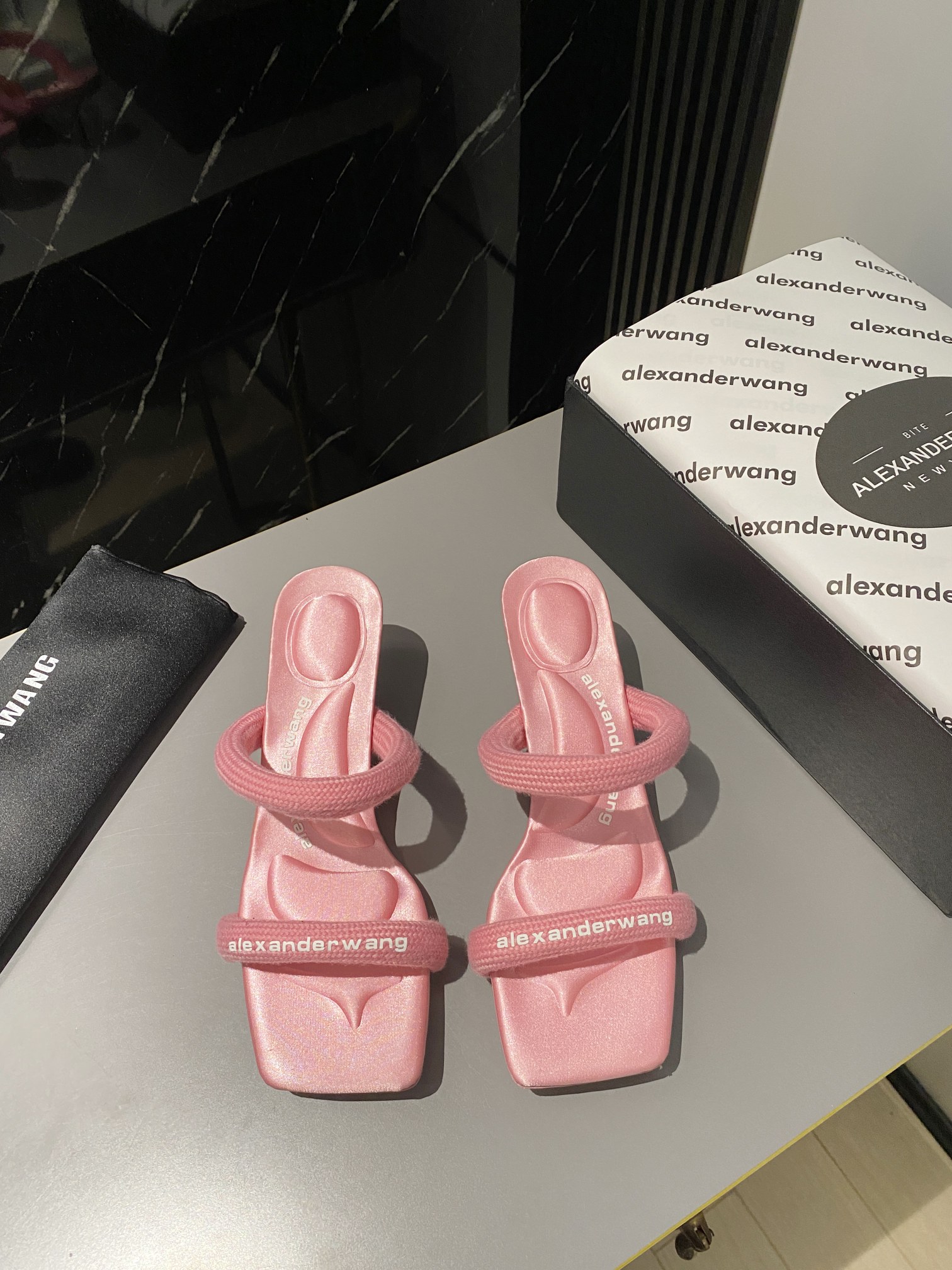 NO:256262,Spring and summer hits!  Alexander Wang high heels women's luxury products Alexander Wang original 1:1 development. The most popular elements Paired with the most trendy high heel slippers   imported polyester cotton with pressed concave white brand letters, pressed concave comfort micro-label footbed, which looks low-key and luxurious, and is the best choice for many king women!  The square head design is fashionable and playful, and it gives a different feeling!  Pink imported polyester cotton belt, inner pink imported polyester cotton belt, heel height 5.5cm, leather sole, size 35-39 (34.40.41.43 can be customized), sandals, alexander wang, sandals, high heels, slippers, Leather soles19860909春夏季爆款！Alexander Wang亚历山大王高跟鞋女士奢侈品Alexander Wang原版1:1的开发. 最流行的元素 搭配最潮高跟拖鞋 进口涤纶棉带压做凸凹白色品牌字母,压制凸凹舒适微标鞋床,显得低调而不失奢侈,是众多大王女性的最佳选择！方头的设计,时尚又俏皮,穿出不一样的感觉！ 鞋面粉色进口涤纶棉带 内里粉色进口涤纶棉带 跟高5.5cm 鞋底真皮大底 码数35-39（34.40.41.43可定做）,凉鞋,alexander wang,sandals,high heels,slippers,Leather soles,Women's Shoes