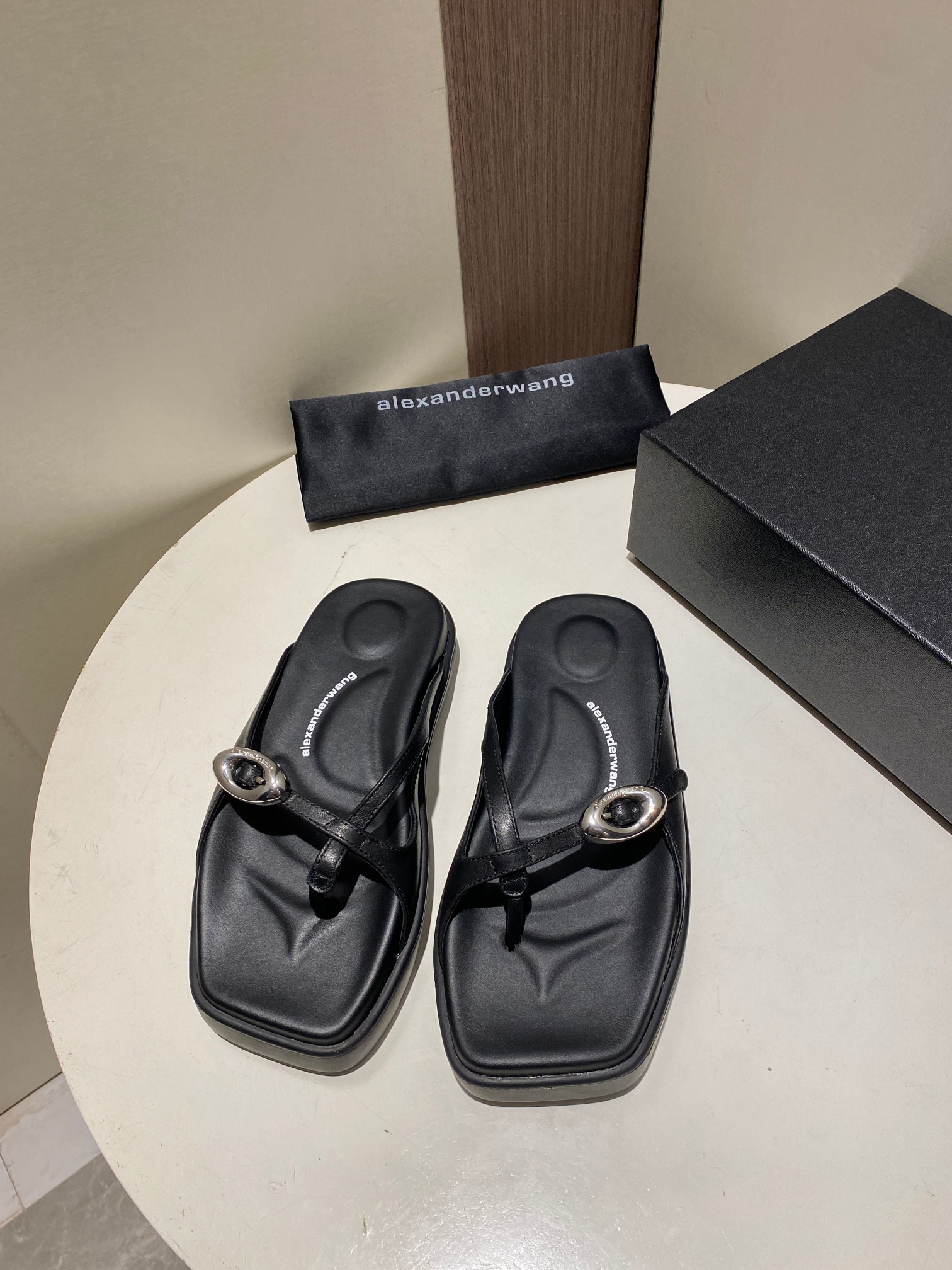 NO:236833,Alexande* wang. Traveling and going out for street explosion artifact, 25ss new private customized DOME thick-soled sandals. The world's invincible street shots are full of European and American style. Fashionable, perfect, comfortable and luxurious, original customized fabric inner, original private molded sole, and authentic original packaging. size: 35-40, split-toe shoes, alexander wang, sandals19860909Alexande* wang 亚历*山大王. 旅游居家外出炸街神器,25ss新品私家定制DOME厚底凉鞋.全球无敌上脚街拍,欧美范十足.时尚,特色完美,舒适奢华,原版定制面料内里,原版私家开模大底, 配置正品原版包装. size:35-40,分趾鞋,alexander wang,sandals,Women's Shoes