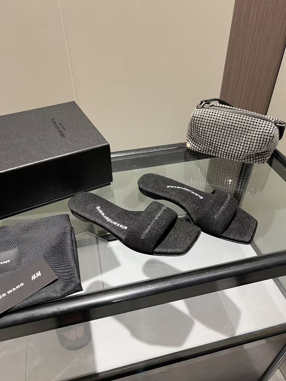 NO:236829,King New style!  Alexander Wang Alexander King high heels women's luxury goods Alexande* Wang original 1:1 material, lazy people drag, a must-have for casual!  The insole with concave and convex feel with massage is an excellent match with glue-injected logo with the most fashionable square head   high elastic injection molding material queen!  The comfort is so good, the beauty is really beautiful, the position just can reveal the seams of the feet, it is really sexy~ the letter logo design is very special!  , The original leather is easy to control!  Imported denim (black, blue, apricot), imported cowhide (black leather and white leather) in total five colors. Imported cowhide, customized cowhide cloth. Heel height 1.cm. Sole original Italian imported perm and dyed leather outsole. Size 35-39 (34.40.41.42.43. Custom made), slippers, alexander wang, high heels, slippers, cowhide, Leather soles19860909大王 新款！Alexander Wang亚历山大王高跟鞋女士奢侈品Alexande* Wang原版1:1的材料,懒人拖,休闲必选！ 凹凸感带按摩的鞋垫配上注胶 Logo 搭配最潮方头 高弹注塑材质女王的绝佳搭配！舒服感爆棚,美是真的美,位置刚好可以露脚缝, 真的很sexy～字母logo设计很特别！,原厂皮料很好驾驭！ 鞋面进口牛仔布（黑色,蓝色,杏色）,进口牛皮（黑皮.白皮）共五个色 垫脚进口牛皮,定制牛子布 跟高1.cm 鞋底原版意大利进口透染真皮大底 码数35-39（34.40.41.42.43.可定做）,拖鞋,alexander wang,high heels,slippers,cowhide,Leather soles,Women's Shoes