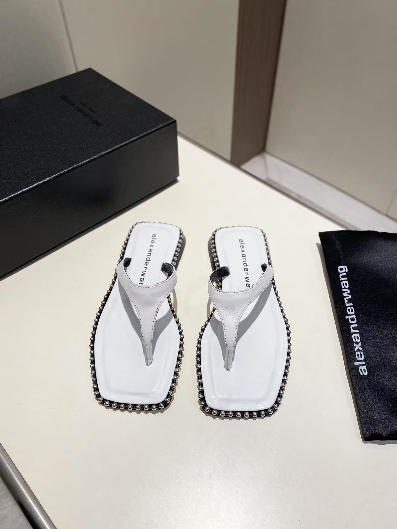 NO:226640,Alexander Wang, high heels, luxury products for women, original 1:1 materials, lazy people, must-have for casual!  The insole with concave and convex feel with massage and glue-injected logo is paired with the most fashionable square head   high elastic injection molding material, the perfect match for the queen!  The comfort is so good, the beauty is really beautiful, the position just can reveal the seams of the feet, it is really sexy~ the letter logo design is very special!  , original leather, easy to control!  Imported cowhide (black leather and white leather) two colors, imported cowhide feet, heel height 1.cm, original Italian imported permur leather outsole, size 35-39 (34.40.41.42.43. Custom made) Leather surface, split-toe shoes, alexander wang, high heels, cowhide, Leather soles19860909Alexander Wang亚历山大王高跟鞋女士奢侈品,原版1:1的材料,懒人拖,休闲必选！ 凹凸感带按摩的鞋垫配上注胶 Logo 搭配最潮方头 高弹注塑材料,女王的绝佳搭配！舒服感爆棚,美是真的美,位置刚好可以露脚缝, 真的很sexy～字母logo设计很特别！,原厂皮料,很好驾驭！ 鞋面进口牛皮（黑皮.白皮）两个色 垫脚进口牛皮 跟高1.cm 鞋底原版意大利进口透染真皮大底 码数35-39（34.40.41.42.43.可定做） 皮面,分趾鞋,alexander wang,high heels,cowhide,Leather soles,Women's Shoes