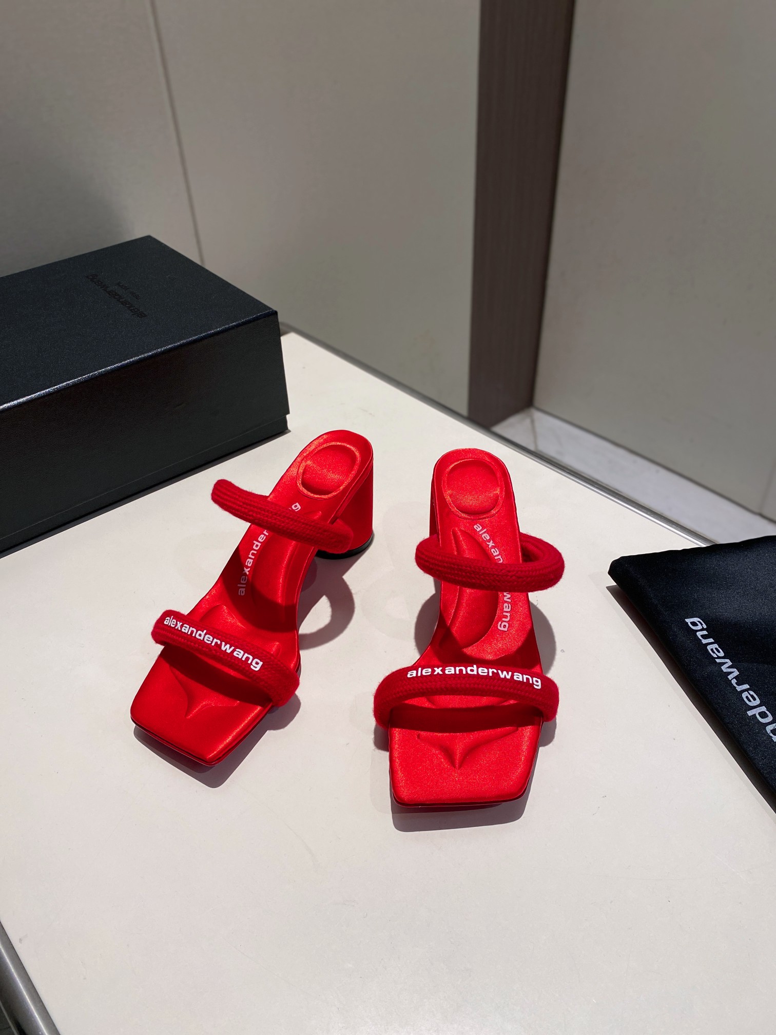 NO:226631,Spring and summer hits!  Alexander Wang high heels women's luxury products Alexander Wang original 1:1 development. The most popular elements Paired with the most trendy high heel slippers   imported polyester cotton with pressed concave white brand letters, pressed concave comfortable micro-label footbed, which looks low-key and luxurious, and is the best choice for many king women!  The square head design, cylindrical heel, is fashionable and playful, and it gives a different feeling!  Red imported polyester cotton belt on the upper, red imported polyester cotton belt on the inner, heel height 6.5cm, leather sole, size 35-39 (34.40.41.42 can be customized), high heels, alexander wang, high heels, slippers, Leather soles19860909春夏季爆款！Alexander Wang亚历山大王高跟鞋女士奢侈品Alexander Wang原版1:1的开发. 最流行的元素 搭配最潮高跟拖鞋 进口涤纶棉带压做凸凹白色品牌字母,压制凸凹舒适微标鞋床,显得低调而不失奢侈,是众多大王女性的最佳选择！方头的设计,圆柱形跟,时尚又俏皮,穿出不一样的感觉！ 鞋面红色进口涤纶棉带 内里红色进口涤纶棉带 跟高6.5cm 鞋底真皮大底 码数35-39（34.40.41.42可定做）,高跟鞋,alexander wang,high heels,slippers,Leather soles,Women's Shoes