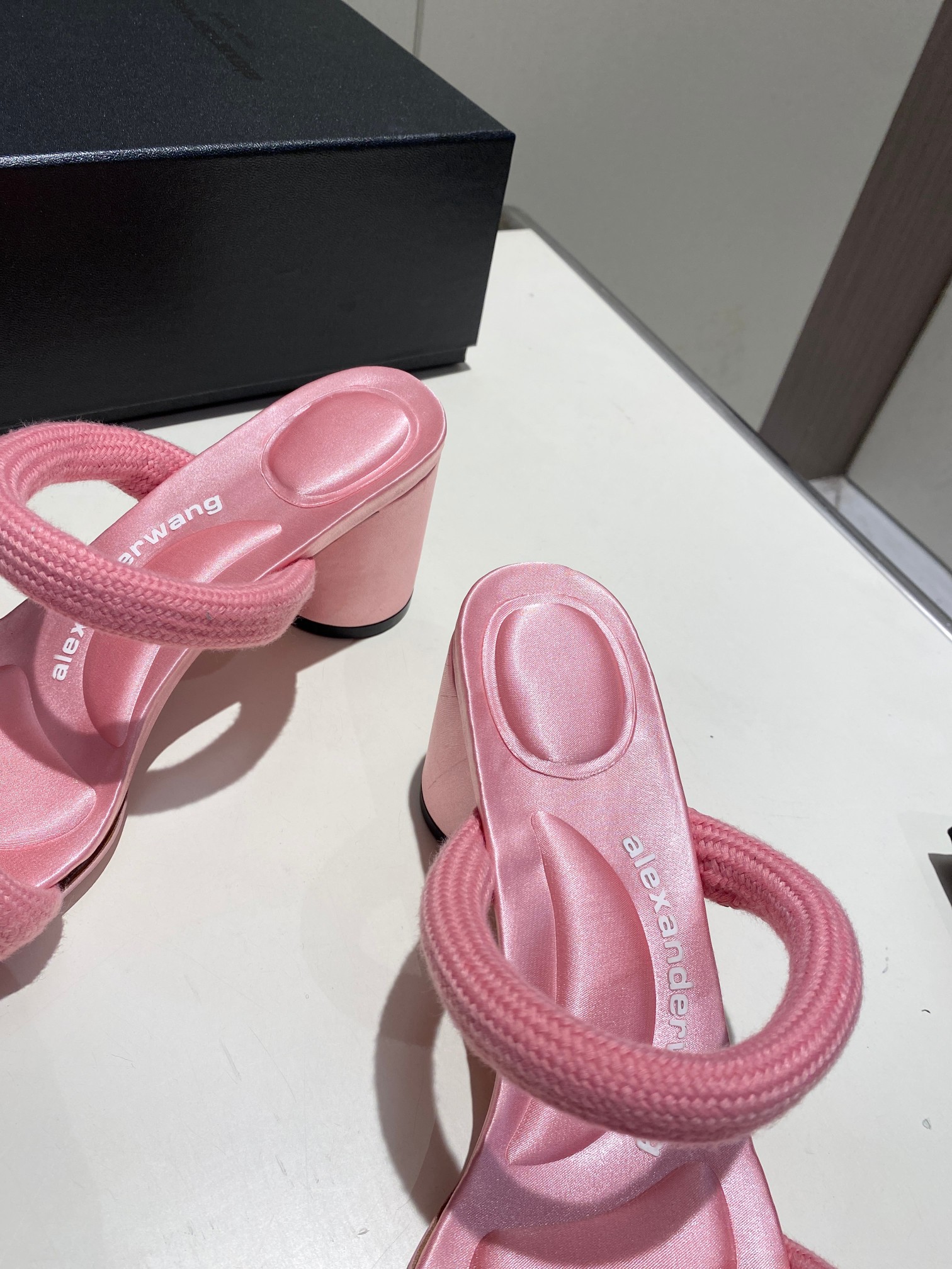 NO:226634,Spring and summer hits!  Alexander Wang high heels women's luxury products Alexander Wang original 1:1 development. The most popular elements Paired with the most trendy high heel slippers   imported polyester cotton with pressed concave white brand letters, pressed concave comfort micro-label footbed, which looks low-key and luxurious, and is the best choice for many king women!  The square head design, cylindrical heel, is fashionable and playful, and it gives a different feeling!  Pink imported polyester cotton belt, inner pink imported polyester cotton belt, heel height 6.5cm, leather sole, size 35-39 (34.40.41.42 can be customized), high heels, alexander wang, high heels, slippers, Leather soles19860909春夏季爆款！Alexander Wang亚历山大王高跟鞋女士奢侈品Alexander Wang原版1:1的开发. 最流行的元素 搭配最潮高跟拖鞋 进口涤纶棉带压做凸凹白色品牌字母,压制凸凹舒适微标鞋床,显得低调而不失奢侈,是众多大王女性的最佳选择！方头的设计,圆柱形跟,时尚又俏皮,穿出不一样的感觉！ 鞋面粉色进口涤纶棉带 内里粉色进口涤纶棉带 跟高6.5cm 鞋底真皮大底 码数35-39（34.40.41.42可定做）,高跟鞋,alexander wang,high heels,slippers,Leather soles,Women's Shoes