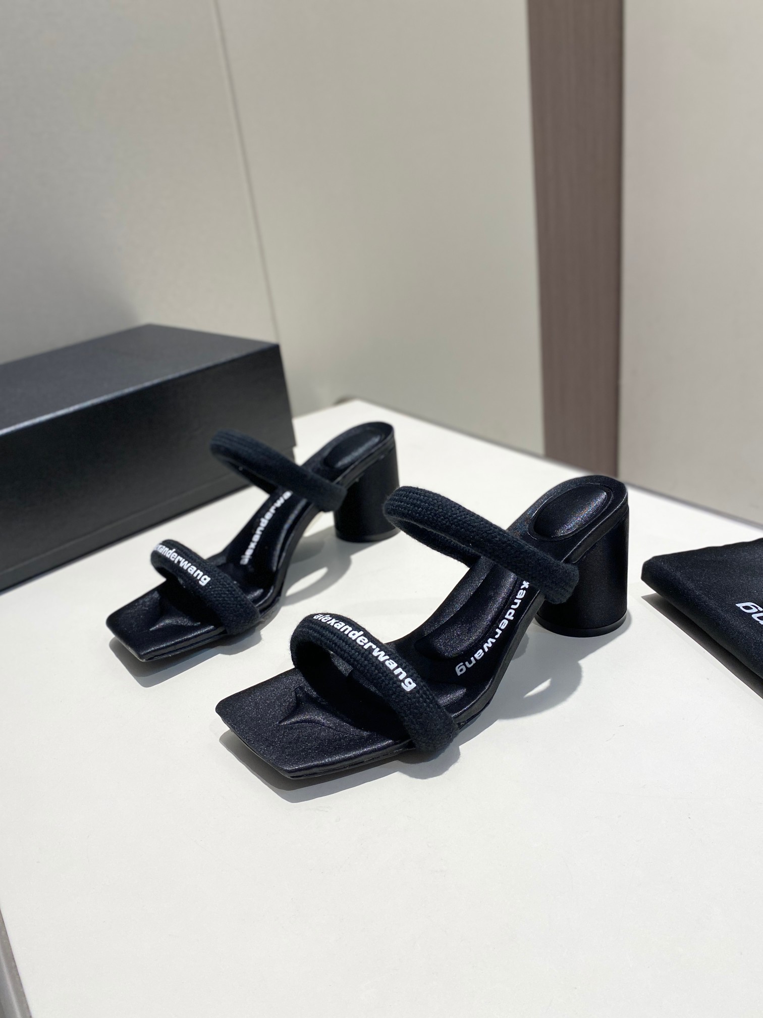 NO:226637,Spring and summer hits!  Alexander Wang high heels women's luxury products Alexander Wang original 1:1 development. The most popular elements Paired with the most trendy high heel slippers   imported polyester cotton with pressed concave white brand letters, pressed concave comfortable micro-label footbed, which looks low-key and luxurious, and is the best choice for many king women!  The square head design, cylindrical heel, is fashionable and playful, and it gives a different feeling!  Black imported polyester cotton belt with black imported polyester cotton belt with heel height 6.5cm sole genuine leather outsole size 35-39 (34.40.41.42 can be customized), high heels, alexander wang, high heels, slippers, Leather soles19860909春夏季爆款！Alexander Wang亚历山大王高跟鞋女士奢侈品Alexander Wang原版1:1的开发. 最流行的元素 搭配最潮高跟拖鞋 进口涤纶棉带压做凸凹白色品牌字母,压制凸凹舒适微标鞋床,显得低调而不失奢侈,是众多大王女性的最佳选择！方头的设计,圆柱形跟,时尚又俏皮,穿出不一样的感觉！ 鞋面黑色进口涤纶棉带 内里黑色进口涤纶棉带 跟高6.5cm 鞋底真皮大底 码数35-39（34.40.41.42可定做）,高跟鞋,alexander wang,high heels,slippers,Leather soles,Women's Shoes