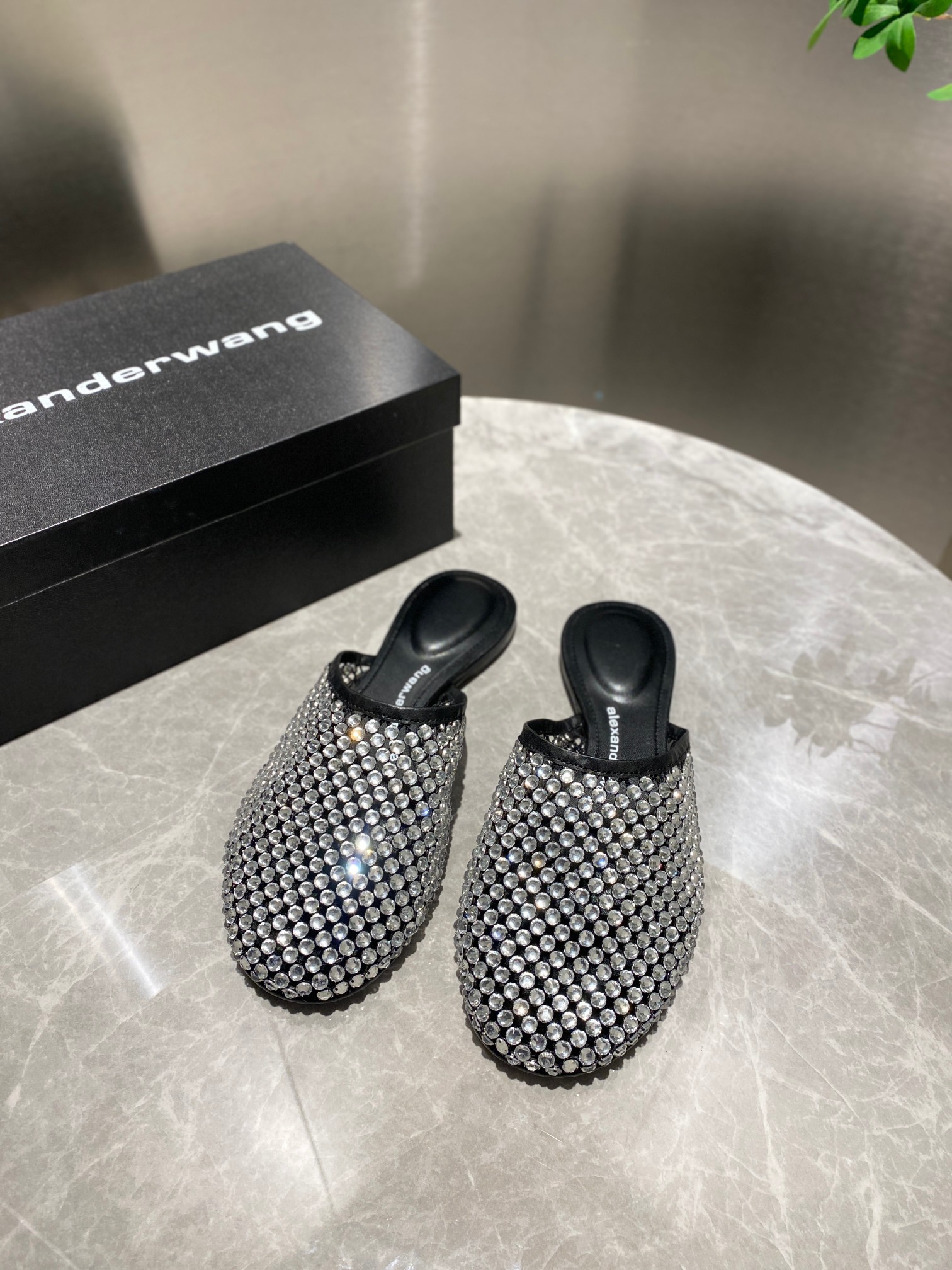 NO:256252,King New style!  Alexander Wang Alexander King high heels women's luxury goods Alexande* Wang original 1:1 material, lazy people drag, a must-have for casual!  The insole with concave and convex feel with massage is an excellent match with glue-injected logo with the most fashionable round-head flip-flops   high-elastic injection molding material queen!  The comfort is so good, the beauty is really beautiful, the position just can reveal the seams of the feet, it is really sexy~ the letter logo design is very special!  , The original leather is easy to control!  Three colors of imported mesh on the upper   white Australian rhinestones (black, gray, apricot) imported cowhide, heel height 1.cm, original Italian imported perm leather, size 35-39 (34.40.41.42. Custom made):, semi-torque, alexander wang, high heels, cowhide, Leather soles19860909大王 新款！Alexander Wang亚历山大王高跟鞋女士奢侈品Alexande* Wang原版1:1的材料,懒人拖,休闲必选！ 凹凸感带按摩的鞋垫配上注胶 Logo 搭配最潮圆头人字拖 高弹注塑材质女王的绝佳搭配！舒服感爆棚,美是真的美,位置刚好可以露脚缝, 真的很sexy～字母logo设计很特别！,原厂皮料很好驾驭！ 鞋面进口网纱 白色澳洲水钻（黑.灰.杏）三个色 垫脚进口牛皮 跟高1.cm 鞋底原版意大利进口透染真皮大底 码数35-39（34.40.41.42.可定做） :,半拖,alexander wang,high heels,cowhide,Leather soles,Women's Shoes