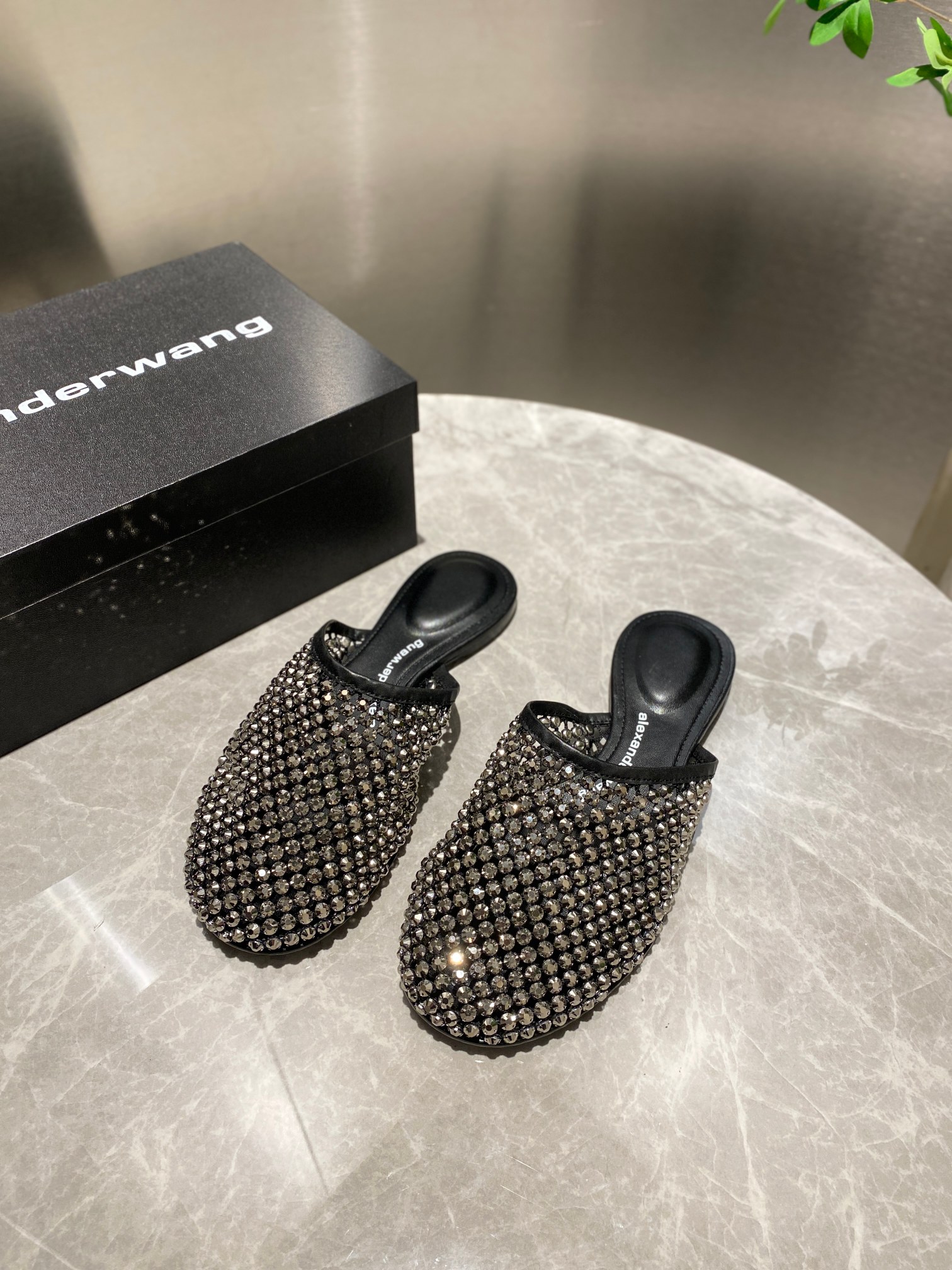 NO:256247,King New style!  Alexander Wang Alexander King high heels women's luxury goods Alexande* Wang original 1:1 material, lazy people drag, a must-have for casual!  The insole with concave and convex feel with massage is an excellent match with glue-injected logo with the most fashionable round-head flip-flops   high-elastic injection molding material queen!  The comfort is so good, the beauty is really beautiful, the position just can reveal the seams of the feet, it is really sexy~ the letter logo design is very special!  , The original leather is easy to control!  Three colors of imported upper mesh   gray Australian rhinestones (black, gray, apricot), imported cowhide, heel height 1.cm, original Italian imported perm leather, size 35-39 (34.40.41.42. Customized) :, semi-torque, alexander wang, high heels, cowhide, Leather soles19860909大王 新款！Alexander Wang亚历山大王高跟鞋女士奢侈品Alexande* Wang原版1:1的材料,懒人拖,休闲必选！ 凹凸感带按摩的鞋垫配上注胶 Logo 搭配最潮圆头人字拖 高弹注塑材质女王的绝佳搭配！舒服感爆棚,美是真的美,位置刚好可以露脚缝, 真的很sexy～字母logo设计很特别！,原厂皮料很好驾驭！ 鞋面进口网纱 灰色澳洲水钻（黑.灰.杏）三个色 垫脚进口牛皮 跟高1.cm 鞋底原版意大利进口透染真皮大底 码数35-39（34.40.41.42.可定做） :,半拖,alexander wang,high heels,cowhide,Leather soles,Women's Shoes