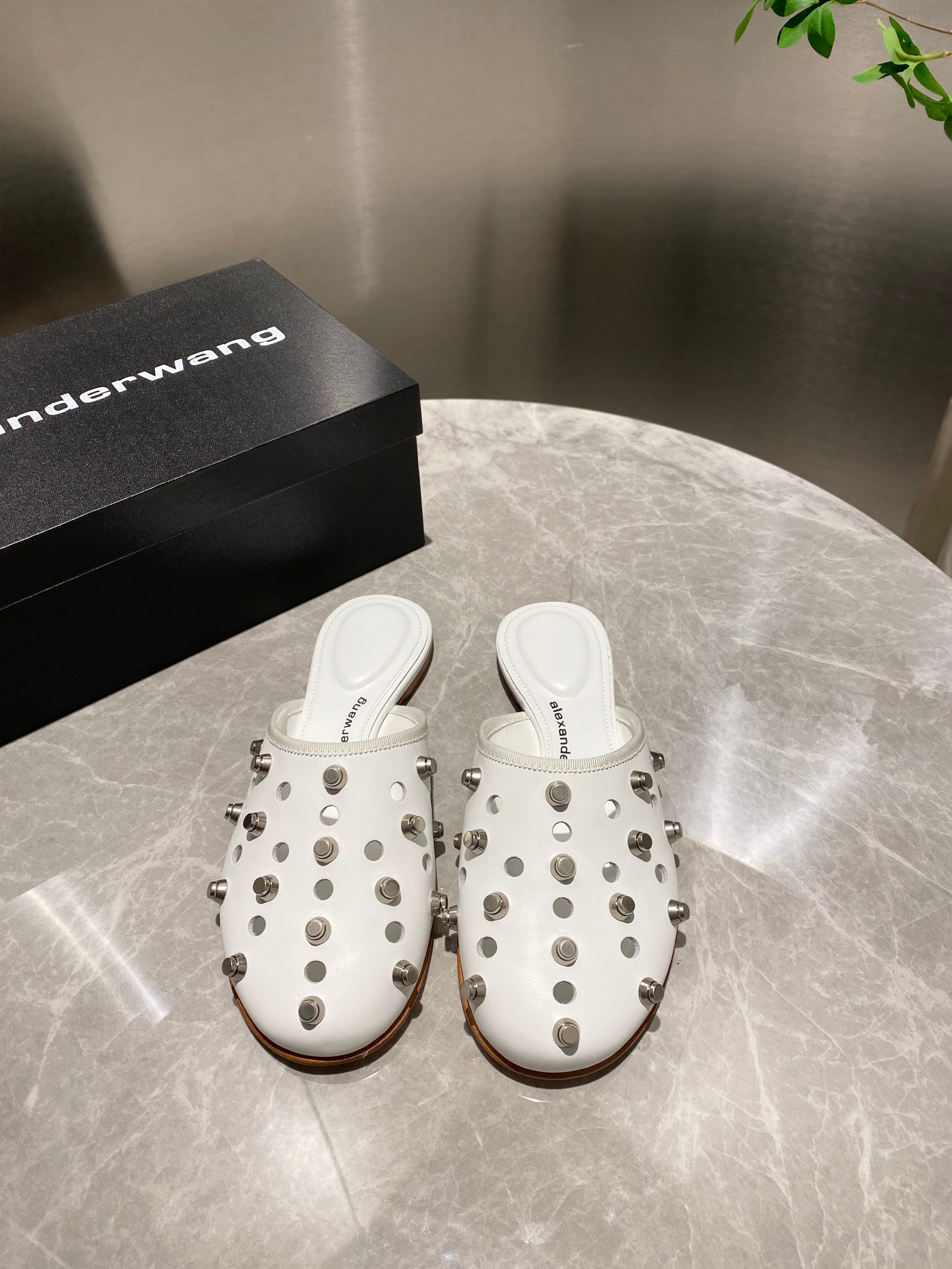 NO:256235,King New style!  Alexander Wang Alexander King high heels women's luxury goods Alexande* Wang original 1:1 material, lazy people drag, a must-have for casual!  The insole with concave and convex feel with massage is an excellent match with glue-injected logo with the most fashionable round-head flip-flops   high-elastic injection molding material queen!  The comfort is so good, the beauty is really beautiful, the position just can reveal the seams of the feet, it is really sexy~ the letter logo design is very special!  , The original leather is easy to control!  Imported cowhide upper   Dawang exclusive hardware drum cone (black and white) two colors, imported cowhide feet, heel height 1.cm, original Italian imported perm leather, size 35-39 (34.40.41.42. Custom made):, semi-torque, alexander wang, high heels, cowhide, Leather soles19860909大王 新款！Alexander Wang亚历山大王高跟鞋女士奢侈品Alexande* Wang原版1:1的材料,懒人拖,休闲必选！ 凹凸感带按摩的鞋垫配上注胶 Logo 搭配最潮圆头人字拖 高弹注塑材质女王的绝佳搭配！舒服感爆棚,美是真的美,位置刚好可以露脚缝, 真的很sexy～字母logo设计很特别！,原厂皮料很好驾驭！ 鞋面进口牛皮 大王专属五金鼓形锥（黑.白）二个色 垫脚进口牛皮 跟高1.cm 鞋底原版意大利进口透染真皮大底 码数35-39（34.40.41.42.可定做） :,半拖,alexander wang,high heels,cowhide,Leather soles,Women's Shoes