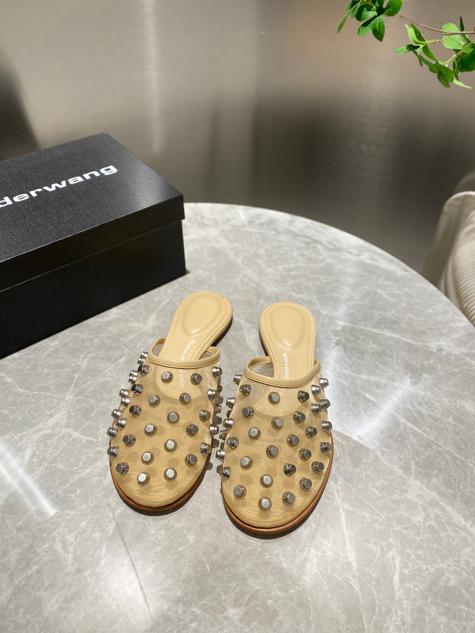 NO:256241,King New style!  Alexander Wang Alexander King high heels women's luxury goods Alexande* Wang original 1:1 material, lazy people drag, a must-have for casual!  The insole with concave and convex feel with massage is an excellent match with glue-injected logo with the most fashionable round-head flip-flops   high-elastic injection molding material queen!  The comfort is so good, the beauty is really beautiful, the position just can reveal the seams of the feet, it is really sexy~ the letter logo design is very special!  , The original leather is easy to control!  Imported mesh on the upper   Dawang's exclusive hardware drum cone (black, gray, gold) three colors, imported cowhide, heel height 1.cm, original Italian imported perm leather, size 35-39 (34.40.41.42. Custom made) :, semi-torque, alexander wang, high heels, cowhide, Leather soles19860909大王 新款！Alexander Wang亚历山大王高跟鞋女士奢侈品Alexande* Wang原版1:1的材料,懒人拖,休闲必选！ 凹凸感带按摩的鞋垫配上注胶 Logo 搭配最潮圆头人字拖 高弹注塑材质女王的绝佳搭配！舒服感爆棚,美是真的美,位置刚好可以露脚缝, 真的很sexy～字母logo设计很特别！,原厂皮料很好驾驭！ 鞋面进口网纱 大王专属五金鼓形锥（黑.灰,金）三个色 垫脚进口牛皮 跟高1.cm 鞋底原版意大利进口透染真皮大底 码数35-39（34.40.41.42.可定做） :,半拖,alexander wang,high heels,cowhide,Leather soles,Women's Shoes