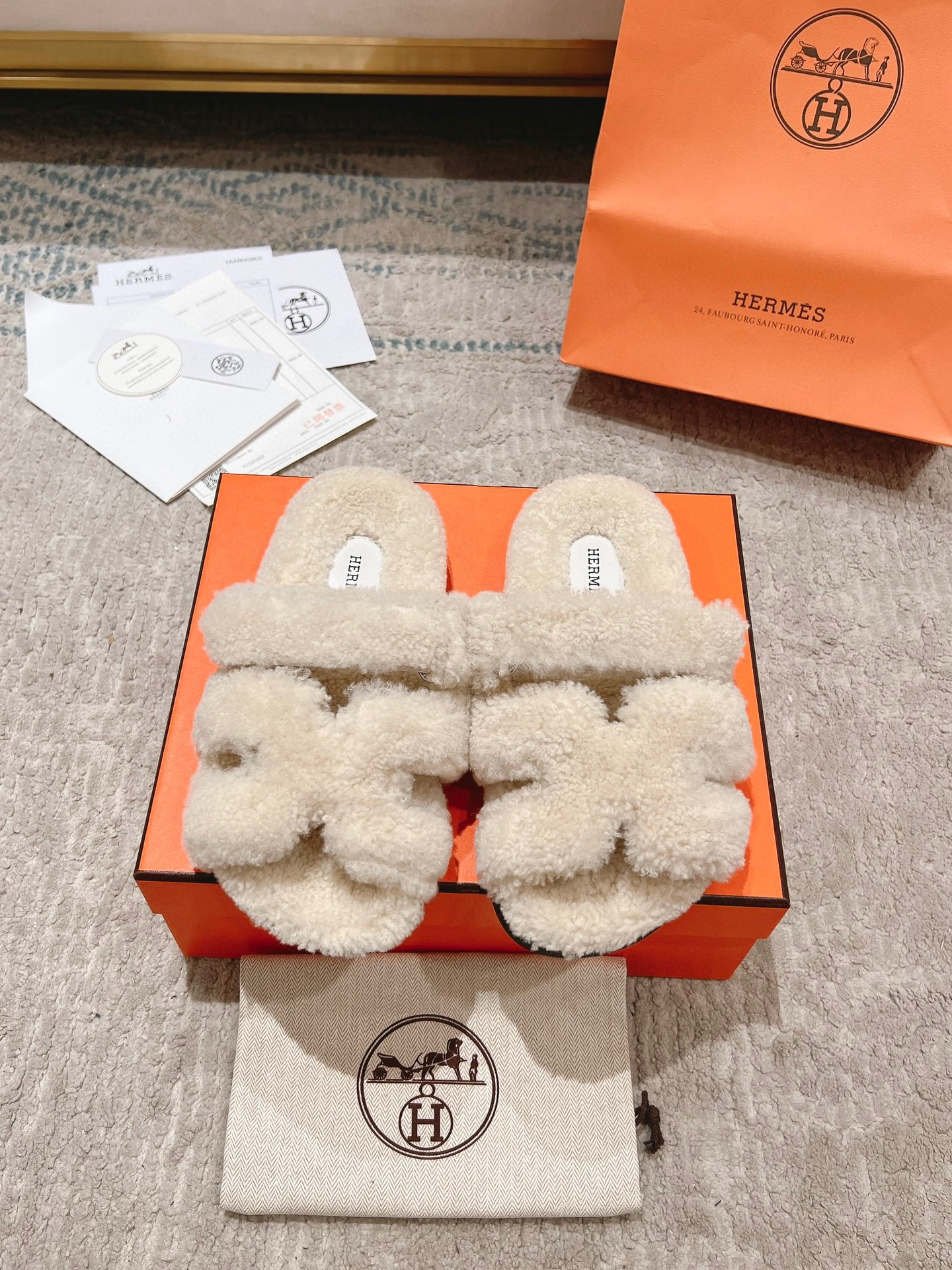 NO:648245,*Hermès fur integrated fur second uncle slippers. This year, the fabrics are all made of A+ fur integrated fur. They are so cute and have a cloud-like feeling. Wear them barefoot or with socks. They are very fashionable. Original material: fur and wool. Original molded TPU soles (not ordinary rubber). Size 35-39 (customized at 41.42). Non-refundable and non-exchangeable for women. Furry shoes and slippers, hermes, slippers, socks.19860909*爱马仕皮毛一体卷糕毛二舅拖 今年面料均选用A+皮毛一体卷糕毛 毛茸茸的 敲可爱的,踩云脚感,光脚或者搭配个袜子穿,都时髦的不行哦 原版材质皮毛一体羊毛 鞋底原版开模tpu鞋底（非普通橡胶） 尺码35-39（41.42定制）不退不换女,毛毛鞋拖鞋,hermes,slippers,socks,Women's Shoes