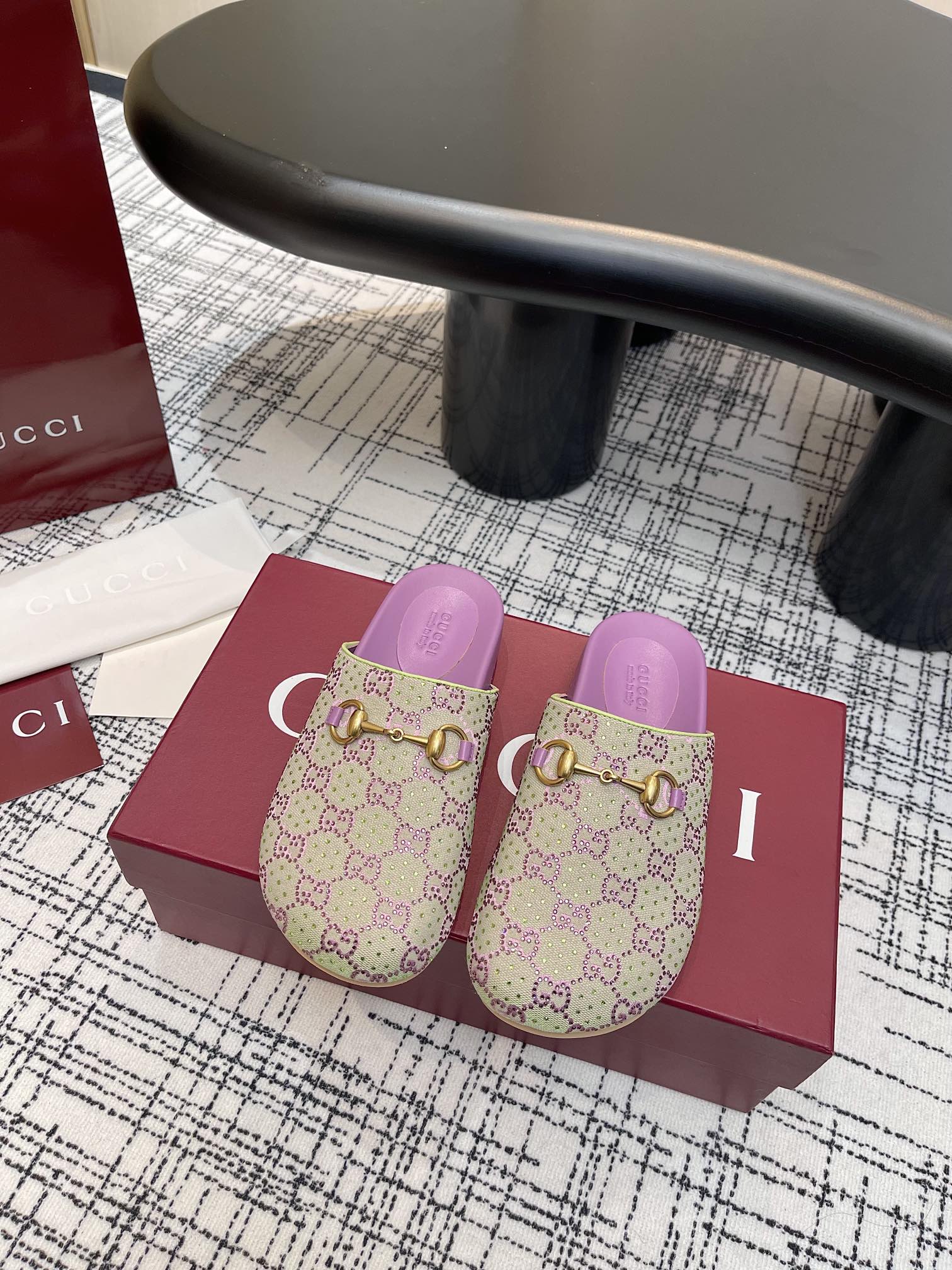 NO:166585,GG 2025 Early Spring Horse Bed Slippers Mules, Australian Mixed Sheepskin Inner Li. Pink and Purple Presbyterian   Imported Slova Rhinestones, PU heightened water platform!  Ultra-lightweight, wear-resistant rubber foam sole for women 35-41, full set of packaging, semi-torque, slippers, sheepskin19860909GG 2025 早春马衔扣拖鞋穆勒鞋,澳洲混种羊皮内里.粉紫色老花 进口施洛华水钻 ,PU增高水台！超轻量化,耐磨橡胶发泡鞋底女码35-41,全套包装,半拖,slippers,sheepskin,Women's Shoes