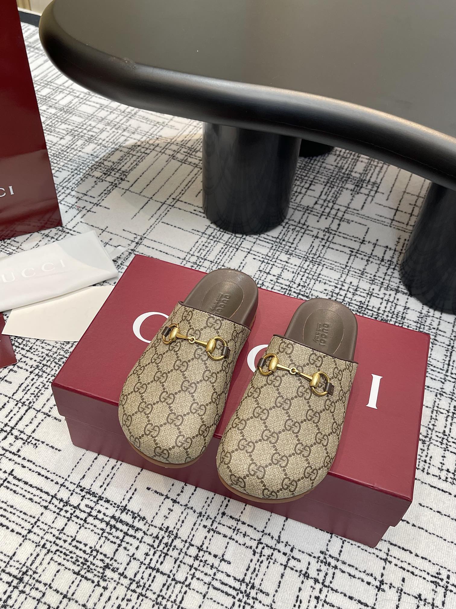 NO:166563,GG2025 Early Spring Horse Bed Slippers Mules, Australian Mixed Breed Sheepskin Neri. Golden Dian Presbyterian, PU High-Enhanced Water Platform!  Ultra-lightweight, wear-resistant rubber foam sole for women 35-41, full set of packaging, semi-torque, slippers, sheepskin19860909GG2025 早春马衔扣拖鞋穆勒鞋,澳洲混种羊皮内里.金典老花 ,PU增高水台！超轻量化,耐磨橡胶发泡鞋底女码35-41,全套包装,半拖,slippers,sheepskin,Women's Shoes