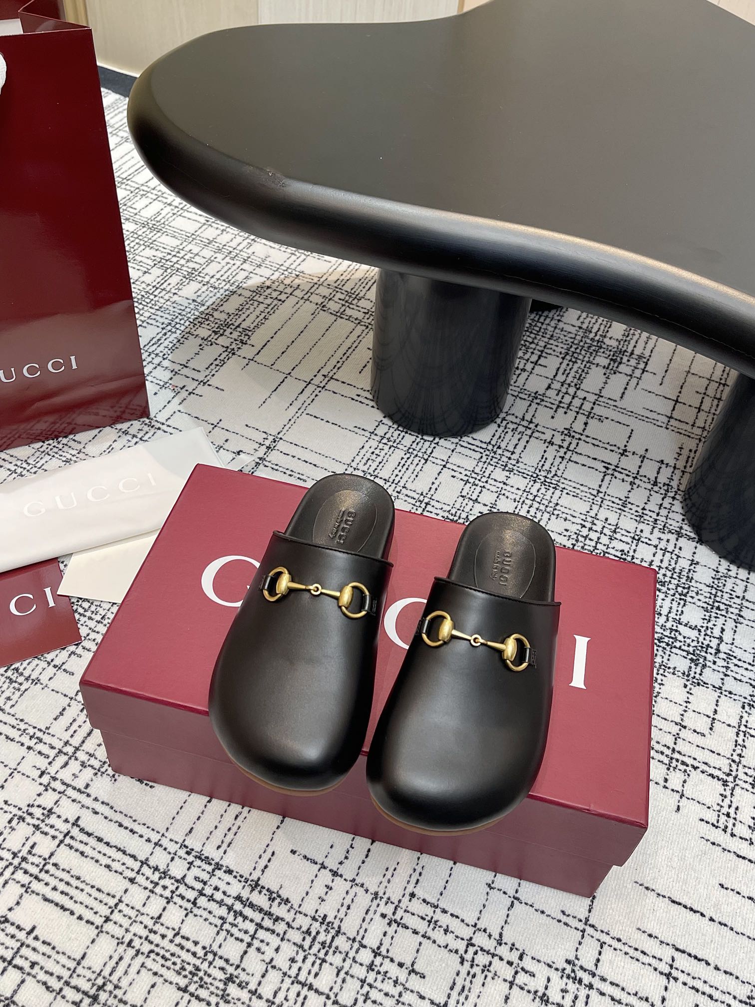 NO:166569,GG2025 Early Spring Horse Bed Slippers Mules, Australian Mixed Breed Sheepskin Neri. Golden Black Cowhide, PU High-Enhanced Water Platform!  Ultra-lightweight, wear-resistant rubber foam sole for women 35-41, full set of packaging, semi-torque, slippers, cowhide, sheepskin19860909GG2025 早春马衔扣拖鞋穆勒鞋,澳洲混种羊皮内里.金典黑色牛皮 ,PU增高水台！超轻量化,耐磨橡胶发泡鞋底女码35-41,全套包装,半拖,slippers,cowhide,sheepskin,Women's Shoes