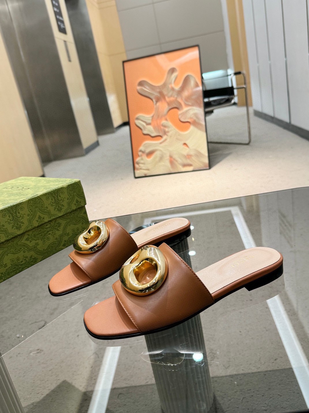 NO:166580,Gucc* Home 2 new flat heel flip-flops, high-end version, long-term products, recommended to beauties, must try this slipper, another favorite ~ the style is super positive, the workmanship is perfect, the foot is very comfortable, elegant and versatile. The original mold opening (not the ordinary version of the market) Italian leather sole!  Material: Original cowhide surface, imported super soft sheepskin, original upper 11 mold opening G buckle, size 35-42 (41/42 custom-made, non-return and exchange), slippers, gucci, slippers, cowhide, sheepskin, Leather soles19860909Gucc*家2新款平跟一字拖 高版本 长期做货 推荐给美眉们 一定要试试这款拖鞋 又一款心头爱 ~版型超正 做工细节完美 ,上脚非常舒适 高雅百搭.原版开模（不是市场的普通版本）意大利真皮大底！ 材质:原版 牛皮面 内里进口超软羊皮 鞋面原版11开模 G扣 码数35-42码（41/42定制不退换）,拖鞋,gucci,slippers,cowhide,sheepskin,Leather soles,Women's Shoes