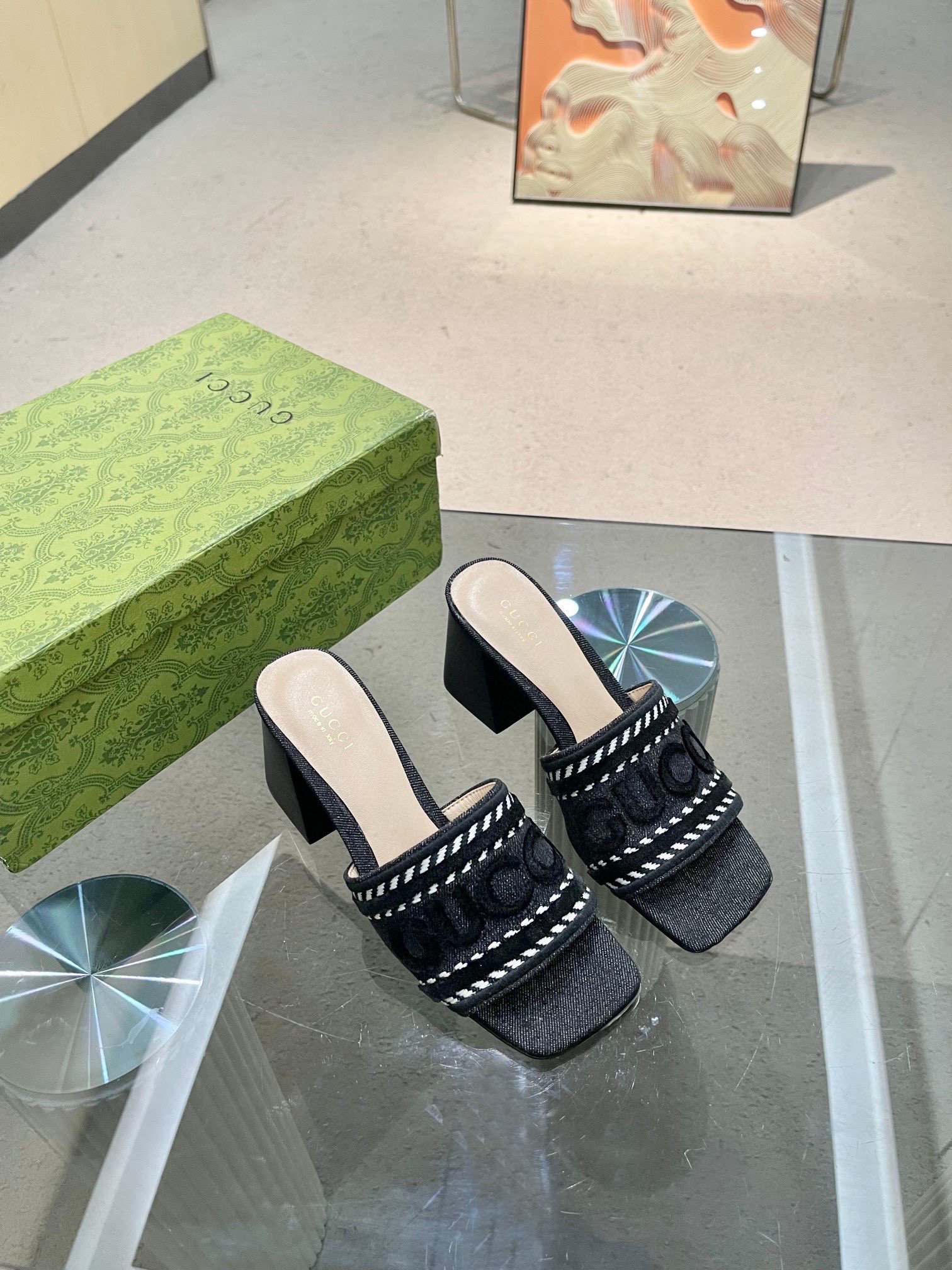 NO:166561,Gucc* Home 2 new chain buckle sandals, high version. The style is super positive, the workmanship is perfect, the bottom plate is perfectly matched with the foot shape, it is very comfortable to wear, elegant and versatile. Material: cowhide sheepskin footbed imported Italian cladding heel heel height 7 cm, size 35-4I (41/customized non-return and exchange), slippers, gucci, sandals, slippers, cowhide, sheepskin19860909Gucc*家2新款链条扣凉鞋 高版本 . 版型超正 做工细节完美 ,底板与脚形完全吻合, 穿着非常舒适, 高雅百搭. 材质:牛皮羊皮垫脚内裡进口意大利包层皮跟跟高7厘米 码数35-4I码（41/定制不退换）,拖鞋,gucci,sandals,slippers,cowhide,sheepskin,Women's Shoes