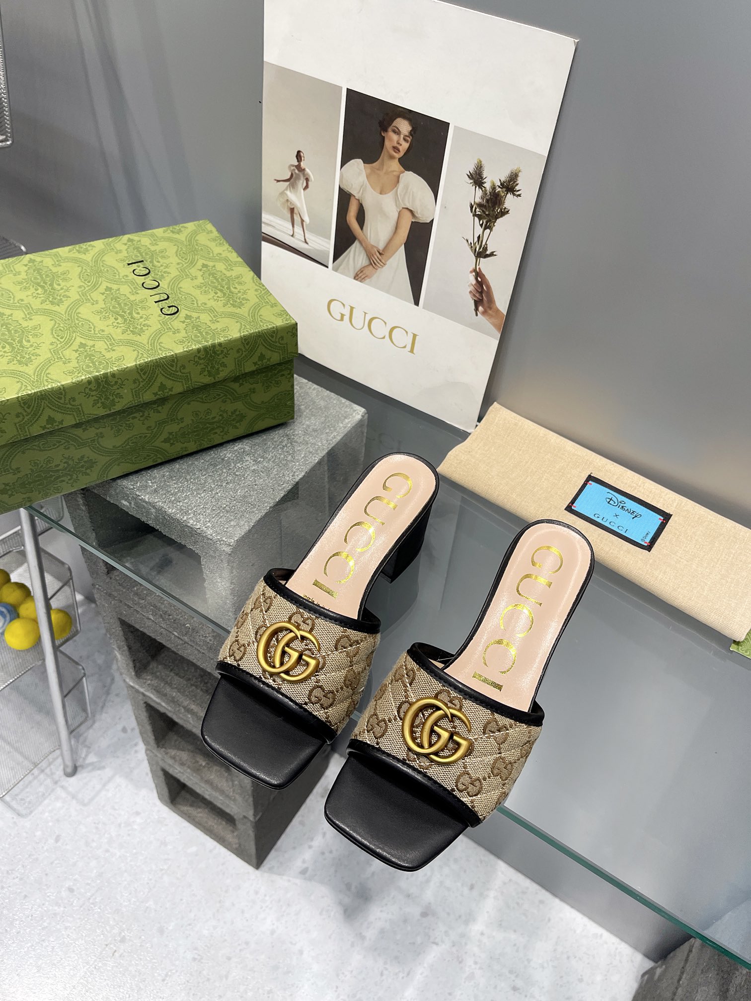 NO:166567,Gucc*'s classic double G buckle thin heel drag high version long-term products recommended for beauties. You must try this slipper. Another favorite. ~ the style is super positive, the workmanship is perfect, the foot is very comfortable, elegant and versatile. The original mold opening (not the ordinary version of the market) Italian leather sole!  Material: Original cowhide surface, imported super soft sheepskin, original upper 11 mold opening G buckle, size 35-42 (41/42 custom-made, non-return and exchange), slippers, gucci, slippers, cowhide, sheepskin, Leather soles19860909Gucc*家经典双 G 扣细跟拖 高版本 长期做货 推荐给美眉们 一定要试试这款拖鞋 又一款心头爱 ~版型超正 做工细节完美 ,上脚非常舒适 高雅百搭.原版开模（不是市场的普通版本）意大利真皮大底！ 材质:原版 牛皮面 内里进口超软羊皮 鞋面原版11开模 G扣 码数35-42码（41/42定制不退换）,拖鞋,gucci,slippers,cowhide,sheepskin,Leather soles,Women's Shoes