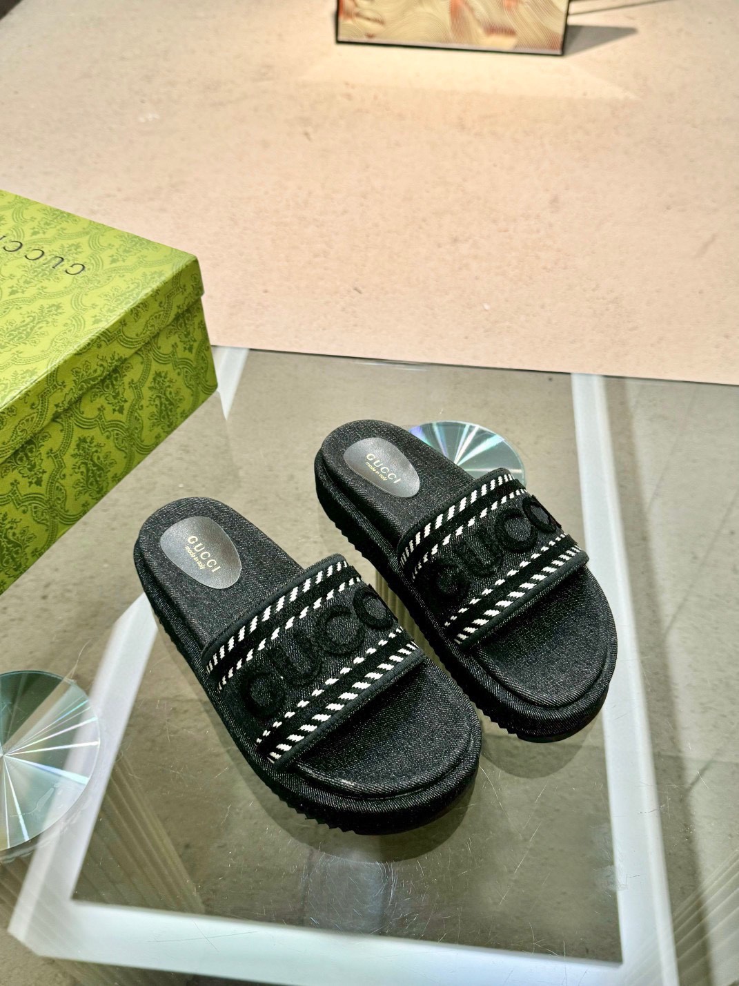 NO:166550,Shipping all year round, 300 colors] Gucci Gucci latest limited-edge thick-soled slippers. Top quality is available for sale. Purchase genuine products and develop. Material. Craftsmanship is consistent with the original version. Special printing process of the upper. Dyeing sheepskin inside. Outsole Italian private molded sole. Size number 35-43M standard size 41, 42, 43 and custom made, no return and exchange. Sole thickness 5.5cm forefoot 4cm, slippers, gucci, gucci, slippers, sheepskin19860909全年出货,300个色】古驰Gucci最新限量厚底拖鞋 .顶级品质发售 购入正品开发 . 材质.工艺与原版一致 鞋面原版特殊印刷工艺印花 内里透染羊皮 大底意大利私模大底 码数35-43M标准码 41,42,43又订做,不退换 底厚5.5cm 前掌4cm,拖鞋,gucci,gucci,slippers,sheepskin,Women's Shoes