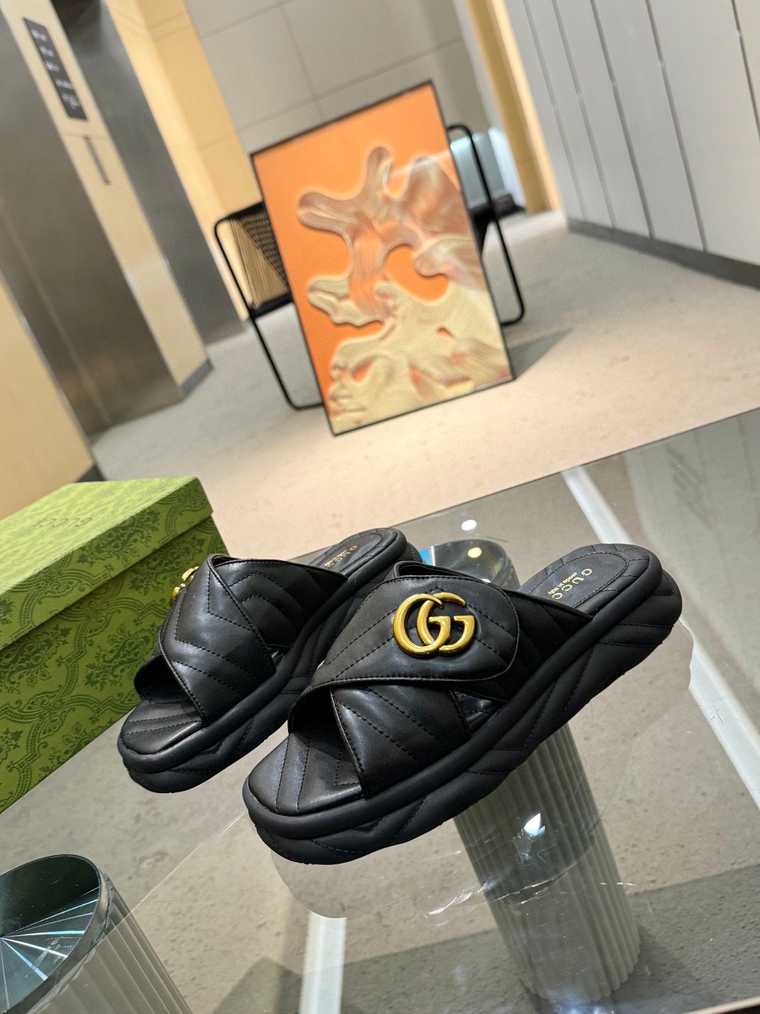 NO:166554,GUCCss' latest pleated bread slippers, a girlish item, exquisite and fashionable, comfortable and easy to match without picking, original version 1:1 open model celebrity internet celebrity loves style, skin-friendly and soft summer must-have, electric embroidery, full of luxury fabric, light and soft imported sheepskin Italian PC rubber sole size, slippers, gucci, slippers, sheepskin19860909GUCCss最新款褶皱面包拖鞋,少女感十足的单品,精致时髦,舒适度满分,不挑脚型超好搭,原版 1:1开模明星网红热爱款 ,亲肤柔软夏季必备款 鞋面外表电绣贵气感十足 面料轻软进口绵羊皮 意大利PC胶底 码,拖鞋,gucci,slippers,sheepskin,Women's Shoes