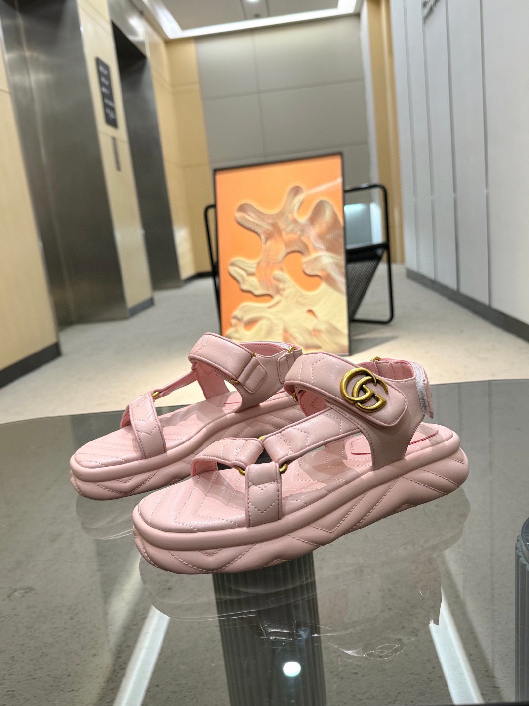 NO:166546,GUCCss' latest pleated bread slippers, a girlish item, exquisite and fashionable, comfortable and easy to match without picking, original version 1:1 open model celebrity internet celebrity loves style, skin-friendly and soft summer must-have, electric embroidery, full of luxury fabric, light and soft imported sheepskin Italian PC rubber sole size, sandals, gucci, sandals, slippers, sheepskin19860909GUCCss最新款褶皱面包拖鞋,少女感十足的单品,精致时髦,舒适度满分,不挑脚型超好搭,原版 1:1开模明星网红热爱款 ,亲肤柔软夏季必备款 鞋面外表电绣贵气感十足 面料轻软进口绵羊皮 意大利PC胶底 码,凉鞋,gucci,sandals,slippers,sheepskin,Women's Shoes