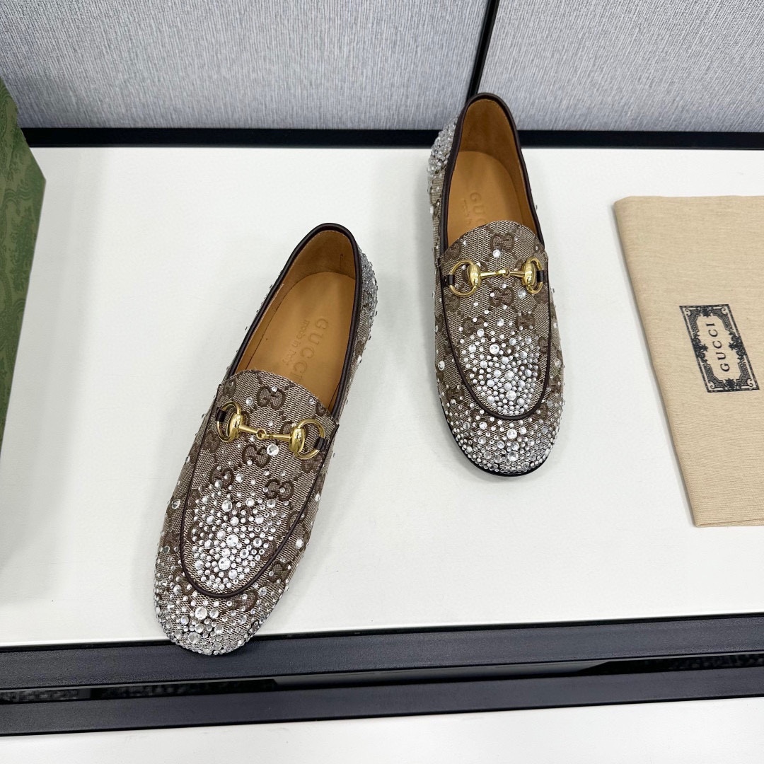 NO:166615,Gucc* Classic rhinestone horse-biting semi-tork/loafer series. It has been popular for so many years and its fashion status has remained unabated. It can be seen how powerful it is. It must be owned by humans. It looks so good!  It's white and beautiful when worn. No matter how ordinary you look, it will become fashionable. Solid pure copper horse buckle. Perfect workmanship details. Welcome to compare. The fabric is made of original custom material. The inner foot pads are all sheepskin. Italian imported cowhide sole. Size35-39 (40/41), loafers, gucci, loafers, cowhide, sheepskin19860909Gucc* 经典水钻马衔扣半拖/乐福鞋系列 火了这么多年它的时尚地位一直不减 可见它的魔力有多大 必须人手必备 太好看了！穿上就是白富美 再普通的look搭配它都会变得时髦 实心纯铜马衔扣 完美做工细节 欢迎对比 面料采用原版定制材质 内里垫脚均为羊皮 意大利进口牛皮大底 Size35-39（40/41）,乐福鞋,gucci,loafers,cowhide,sheepskin,Women's Shoes