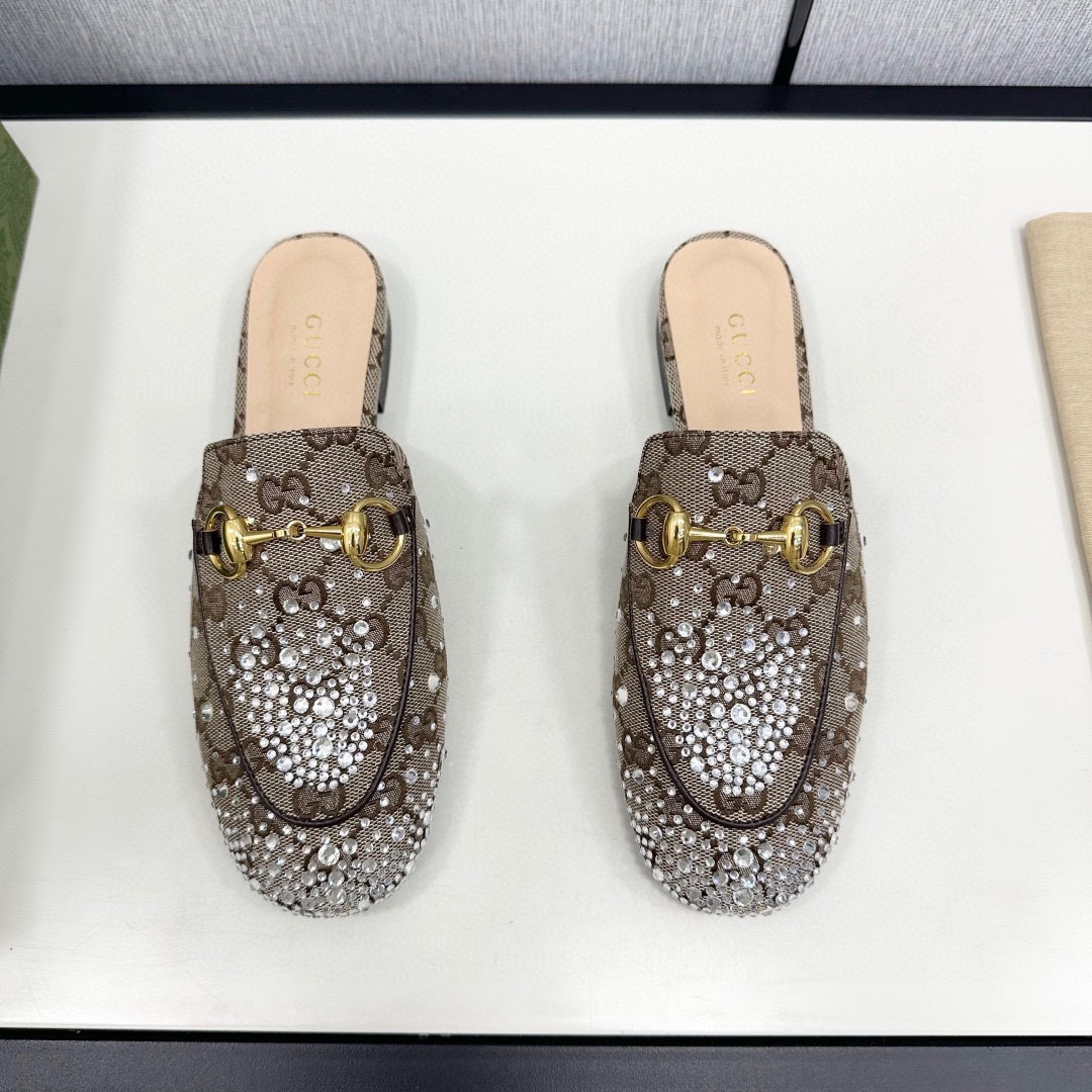 NO:166575,Gucc* Classic rhinestone horse-biting semi-tork/loafer series. It has been popular for so many years and its fashion status has remained unabated. It can be seen how powerful it is. It must be owned by humans. It looks so good!  It's white and beautiful when worn. No matter how ordinary you look, it will become fashionable. Solid pure copper horse buckle. Perfect workmanship details. Welcome to compare. The fabric is made of original custom material. The inner foot pads are all sheepskin. Italian imported cowhide large sole. Size35-39 (40/41), semi-wrap, gucci, loafers, cowhide, sheepskin19860909Gucc* 经典水钻马衔扣半拖/乐福鞋系列 火了这么多年它的时尚地位一直不减 可见它的魔力有多大 必须人手必备 太好看了！穿上就是白富美 再普通的look搭配它都会变得时髦 实心纯铜马衔扣 完美做工细节 欢迎对比 面料采用原版定制材质 内里垫脚均为羊皮 意大利进口牛皮大底 Size35-39（40/41）,半拖,gucci,loafers,cowhide,sheepskin,Women's Shoes